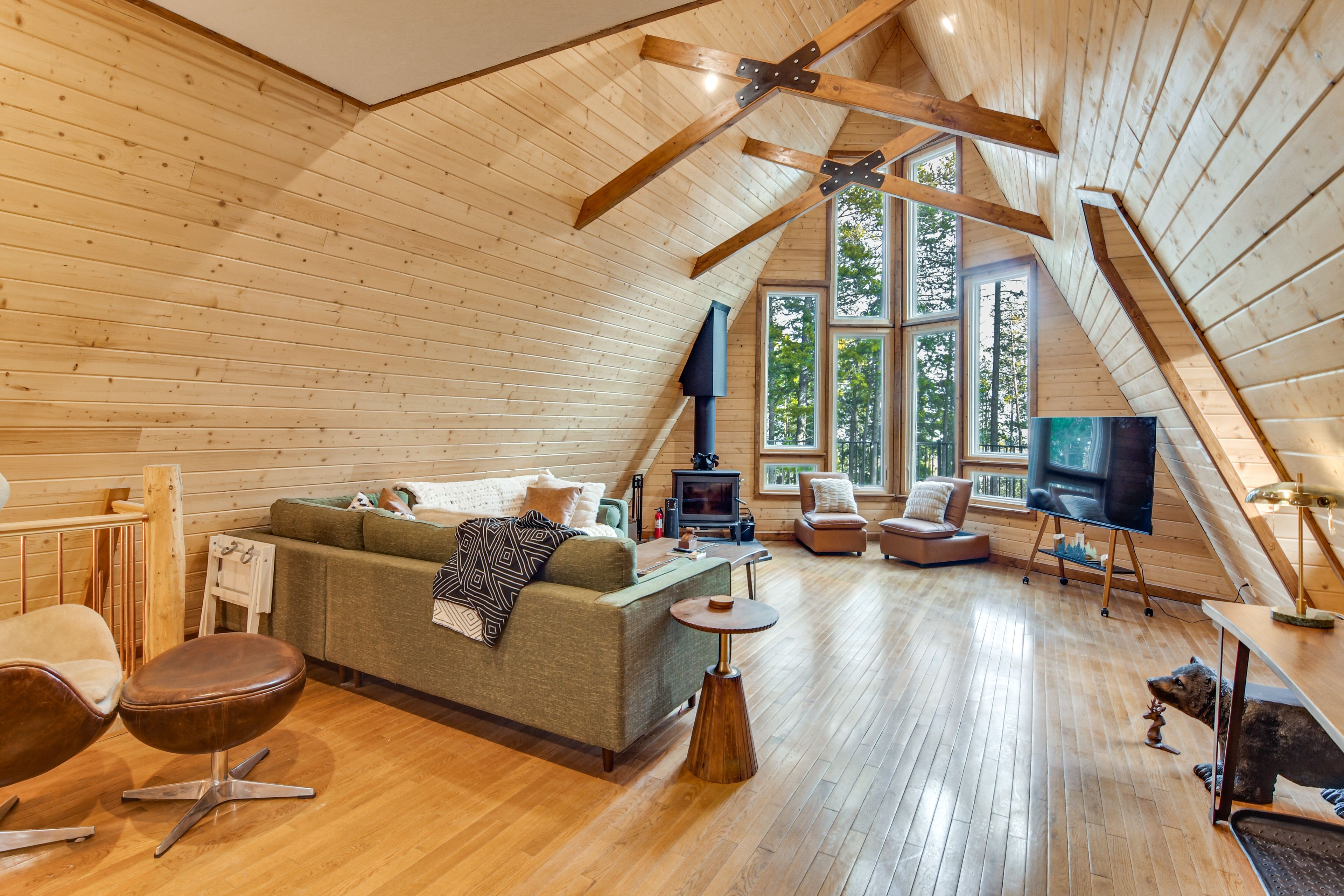 Living Room | Smart TV | Record Player | Free WiFi