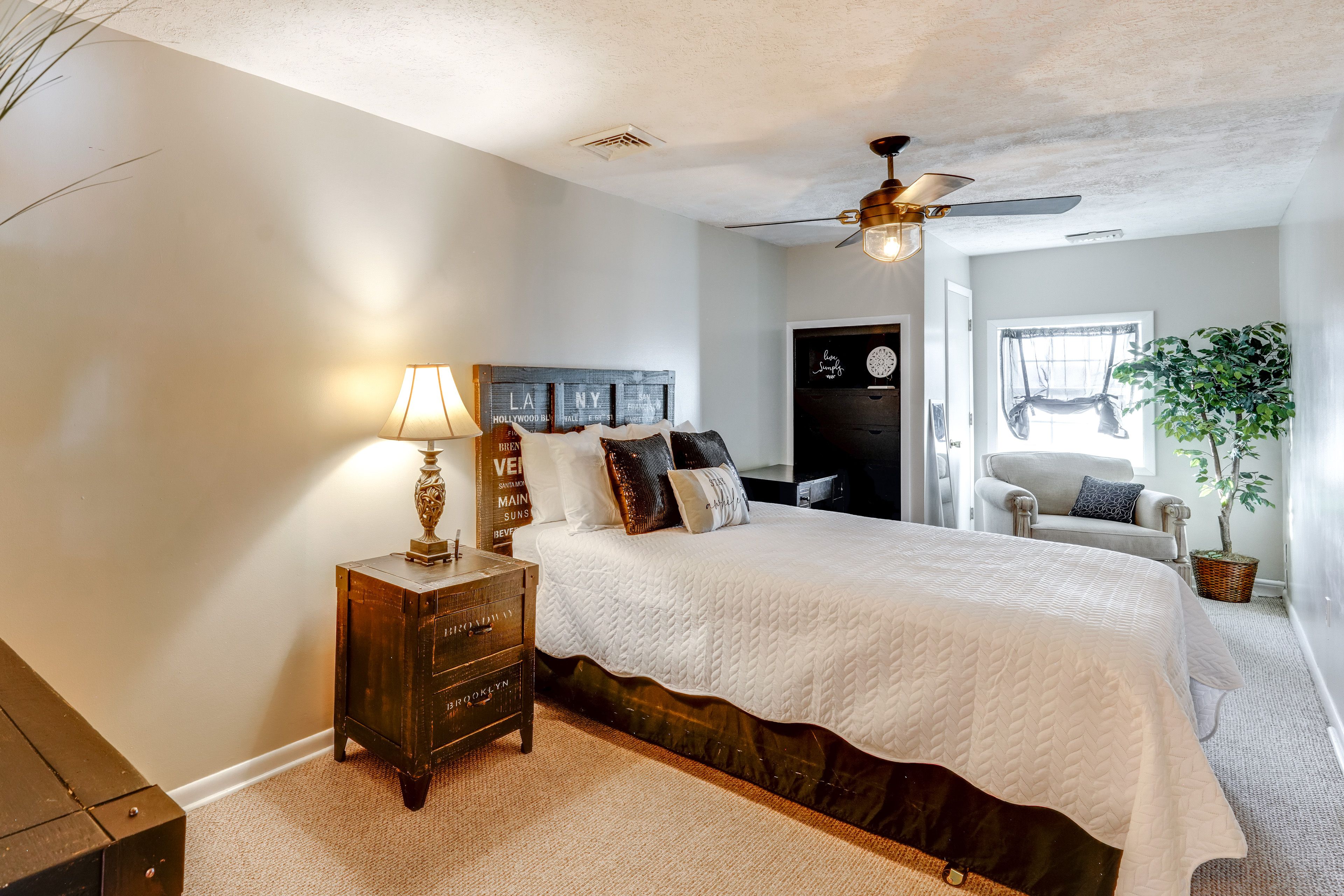 Bedroom 1 | Queen Bed