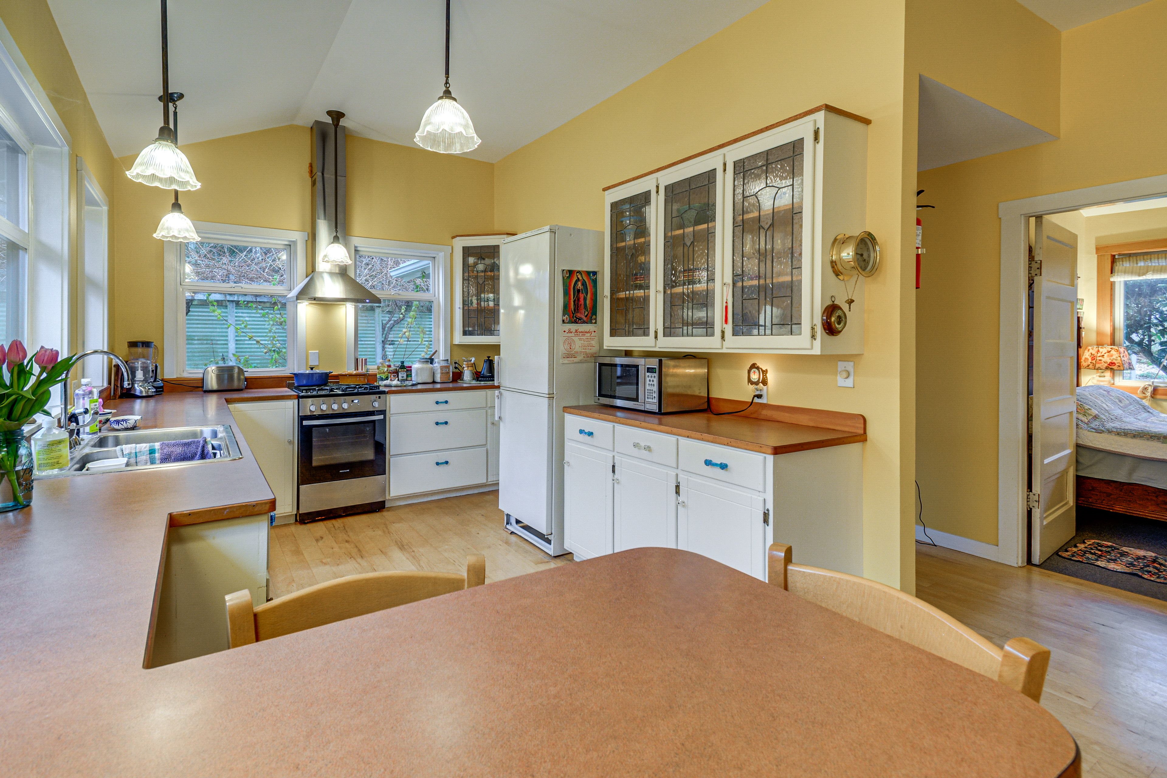 Kitchen | Breakfast Bar | Stove/Oven