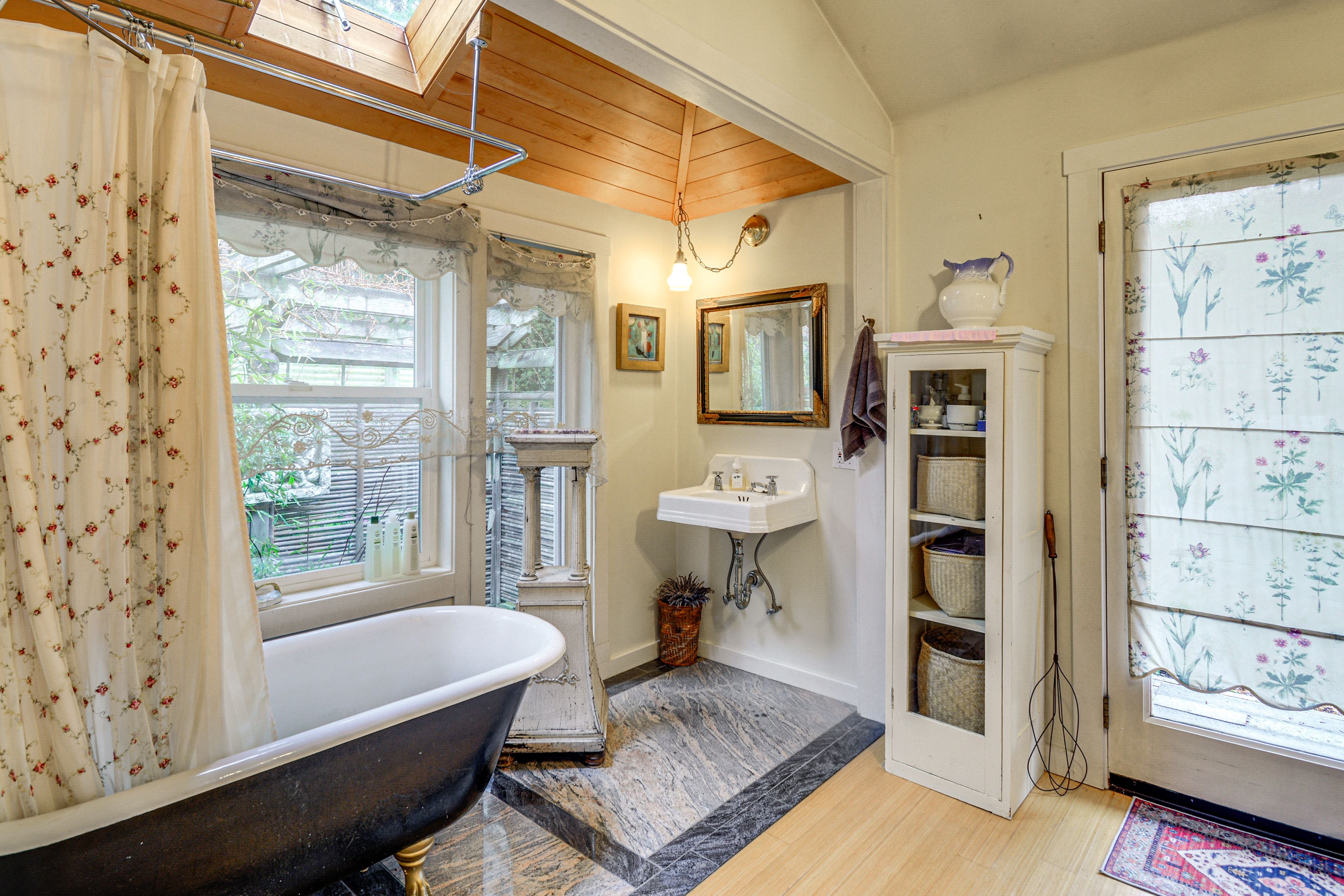 Full Bathroom | Towels Provided | Complimentary Toiletries