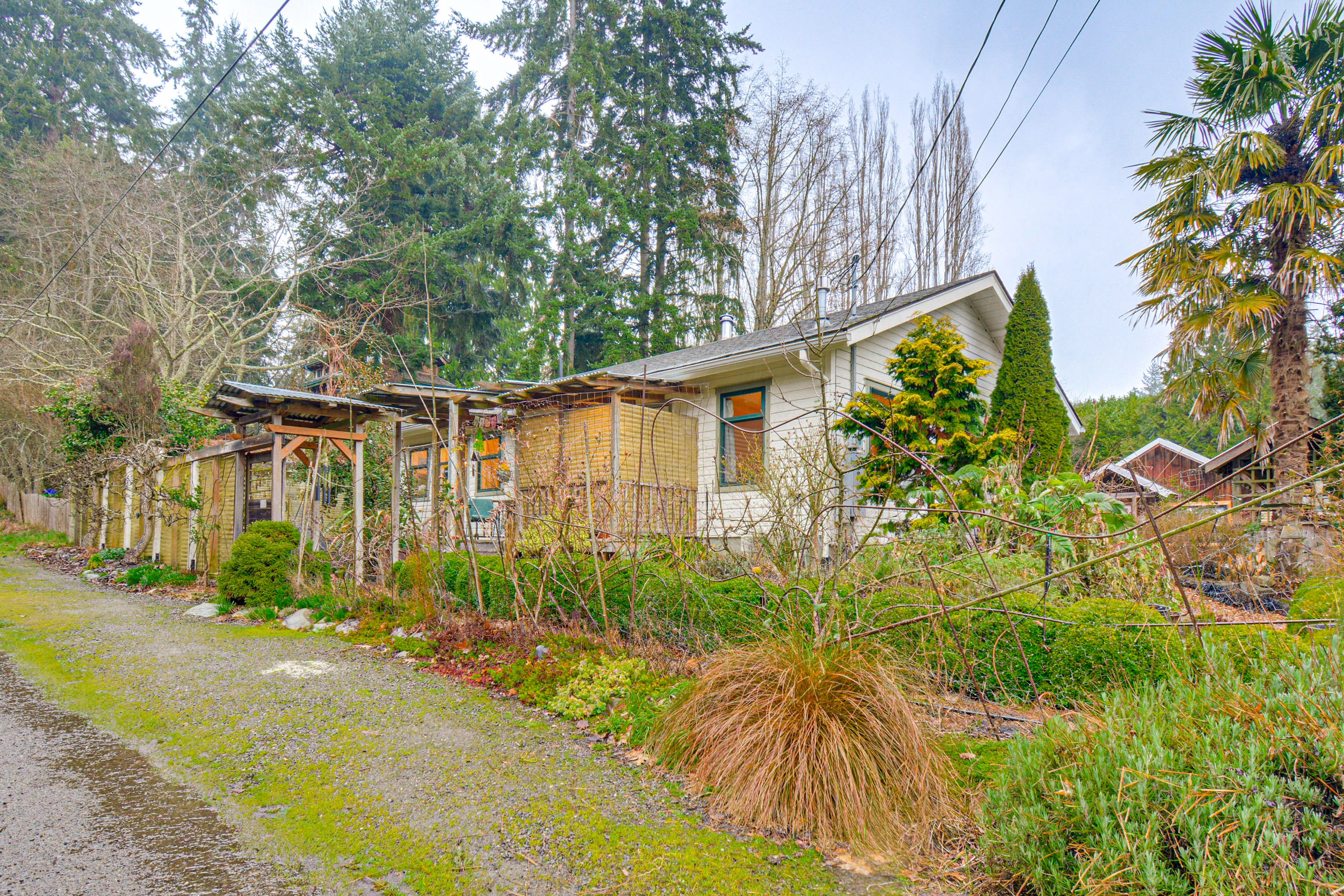 Parking | Gravel Driveway (2 Vehicles)