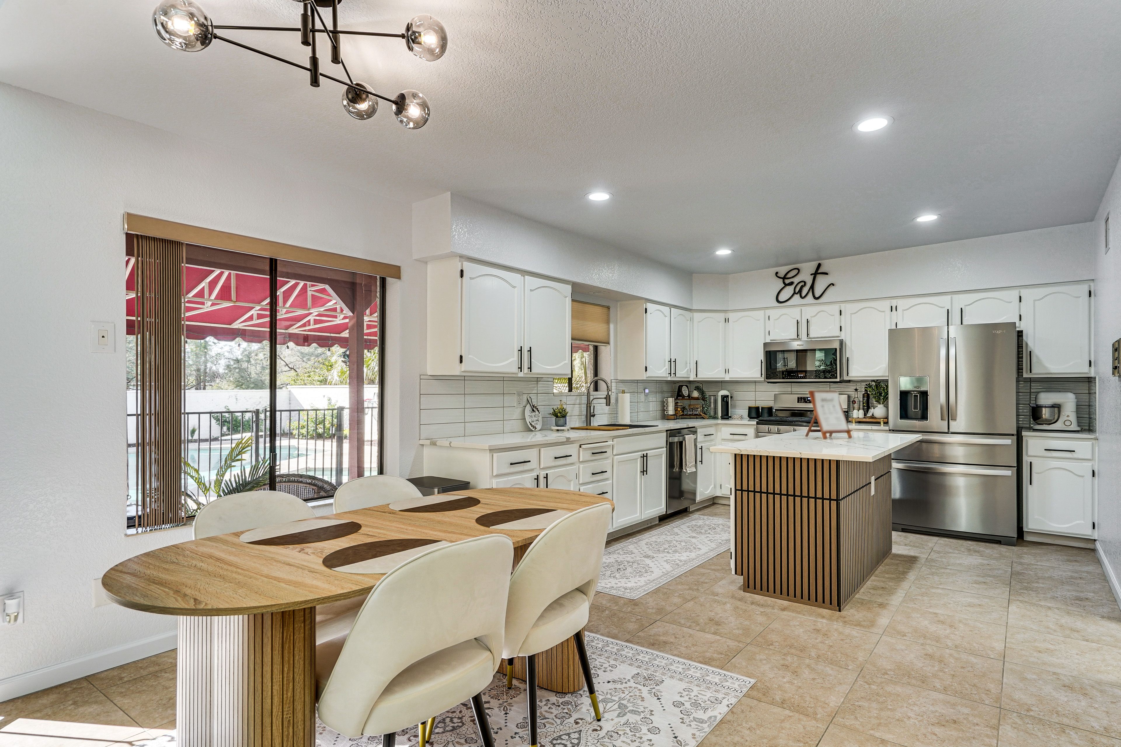 Dining Area & Kitchen | Dishware & Flatware Provided