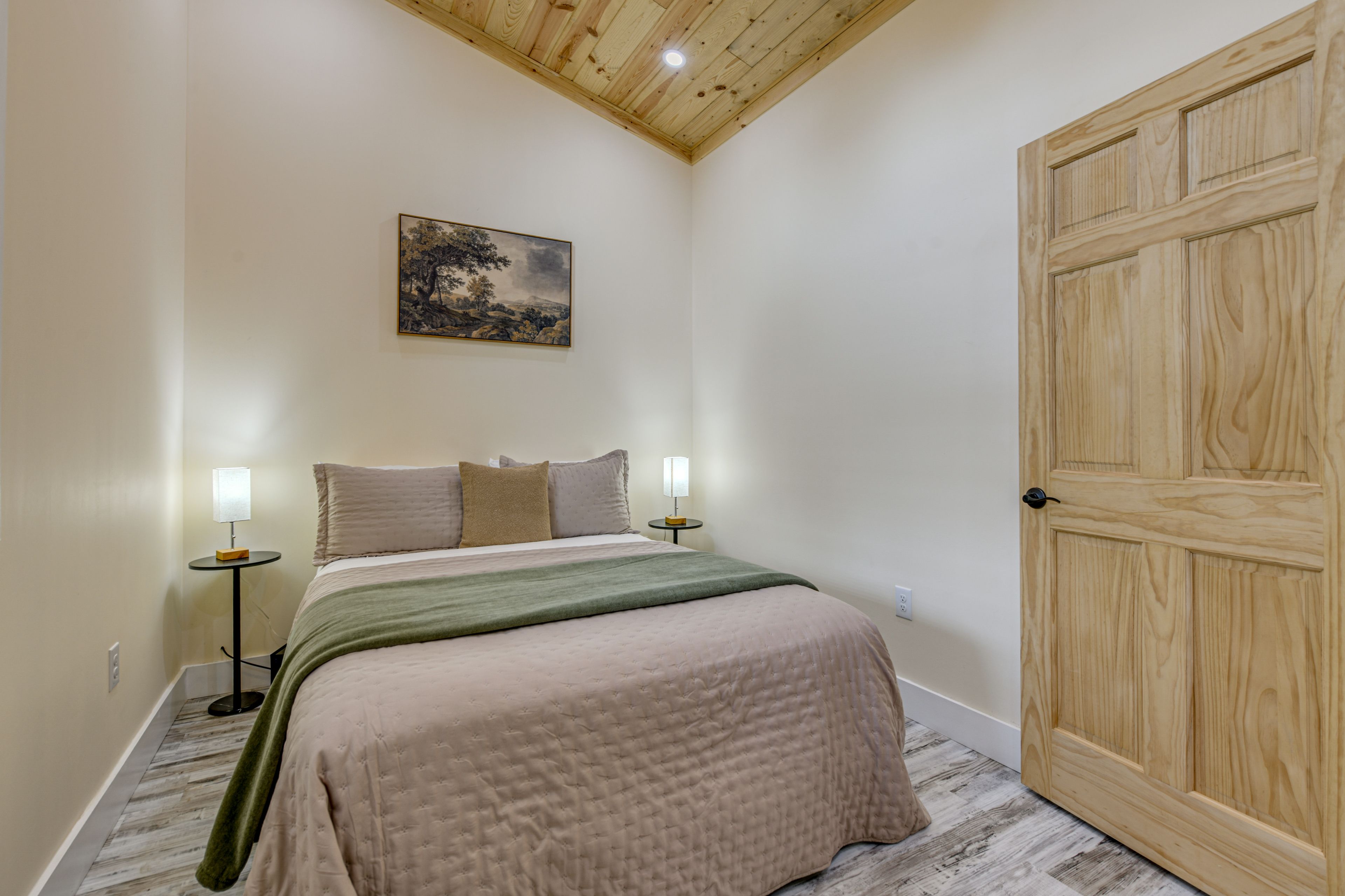 Bedroom 2 | Queen Bed