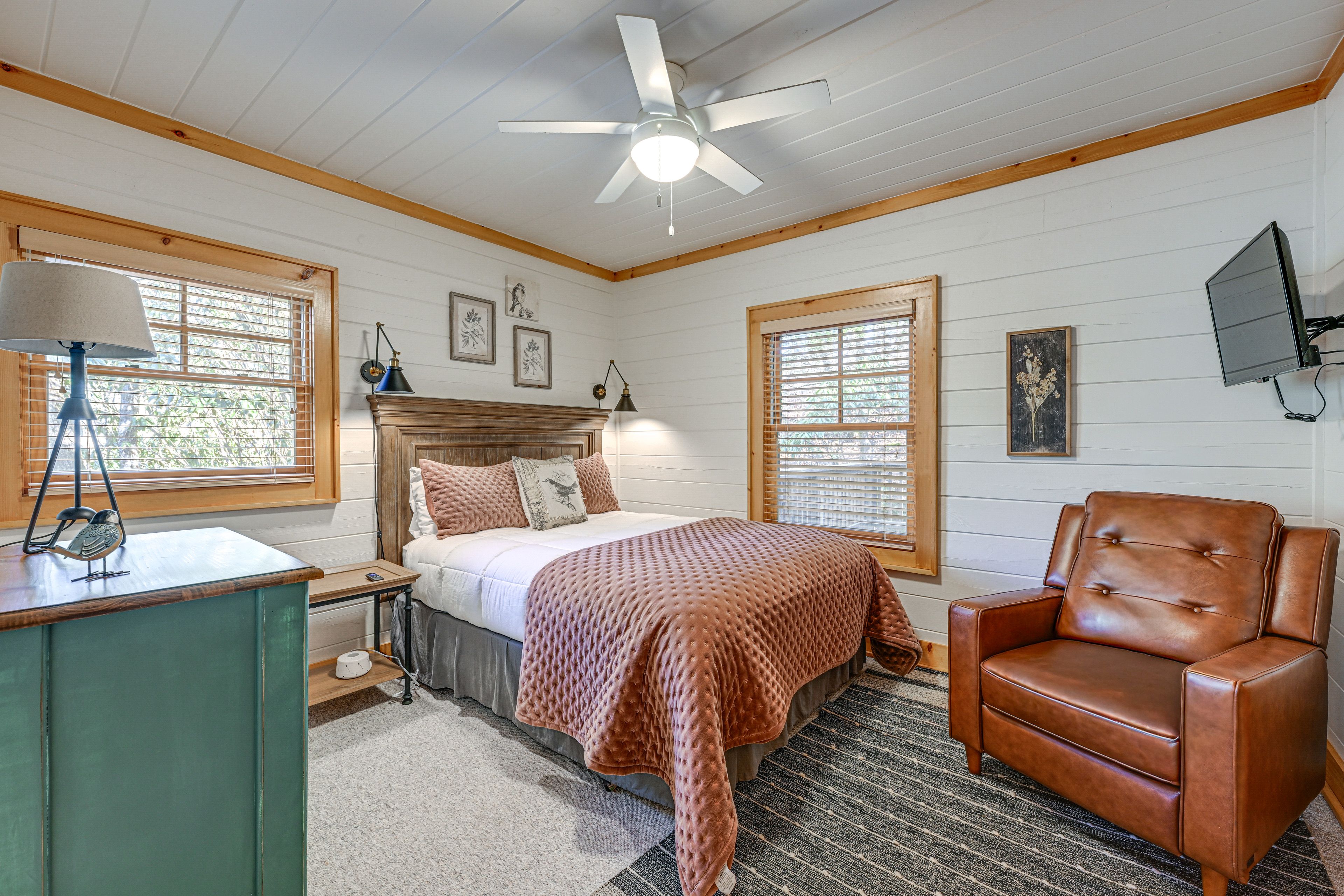 Bedroom 2 | Queen Bed | Smart TV