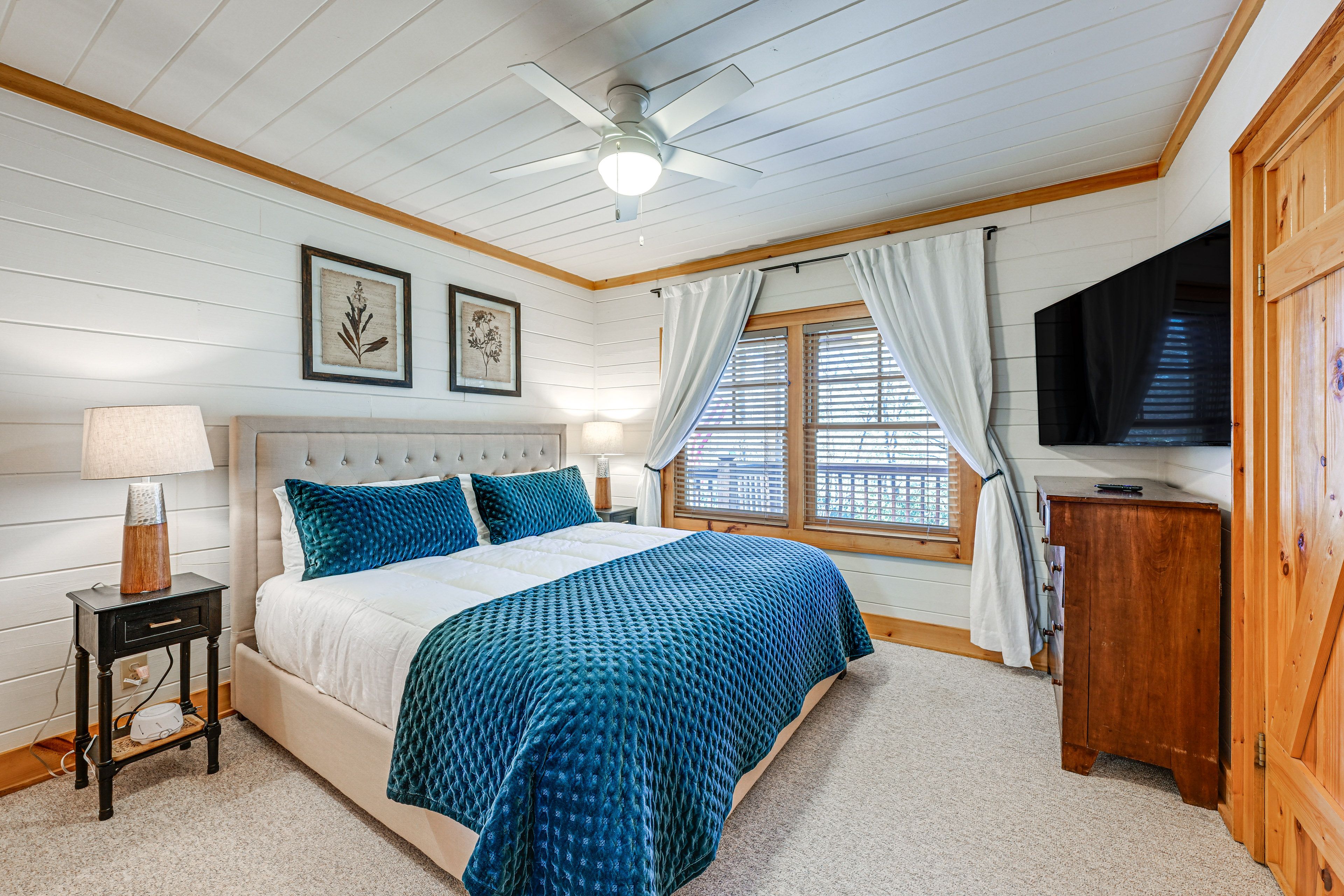 Bedroom 1 | King Bed | Smart TV