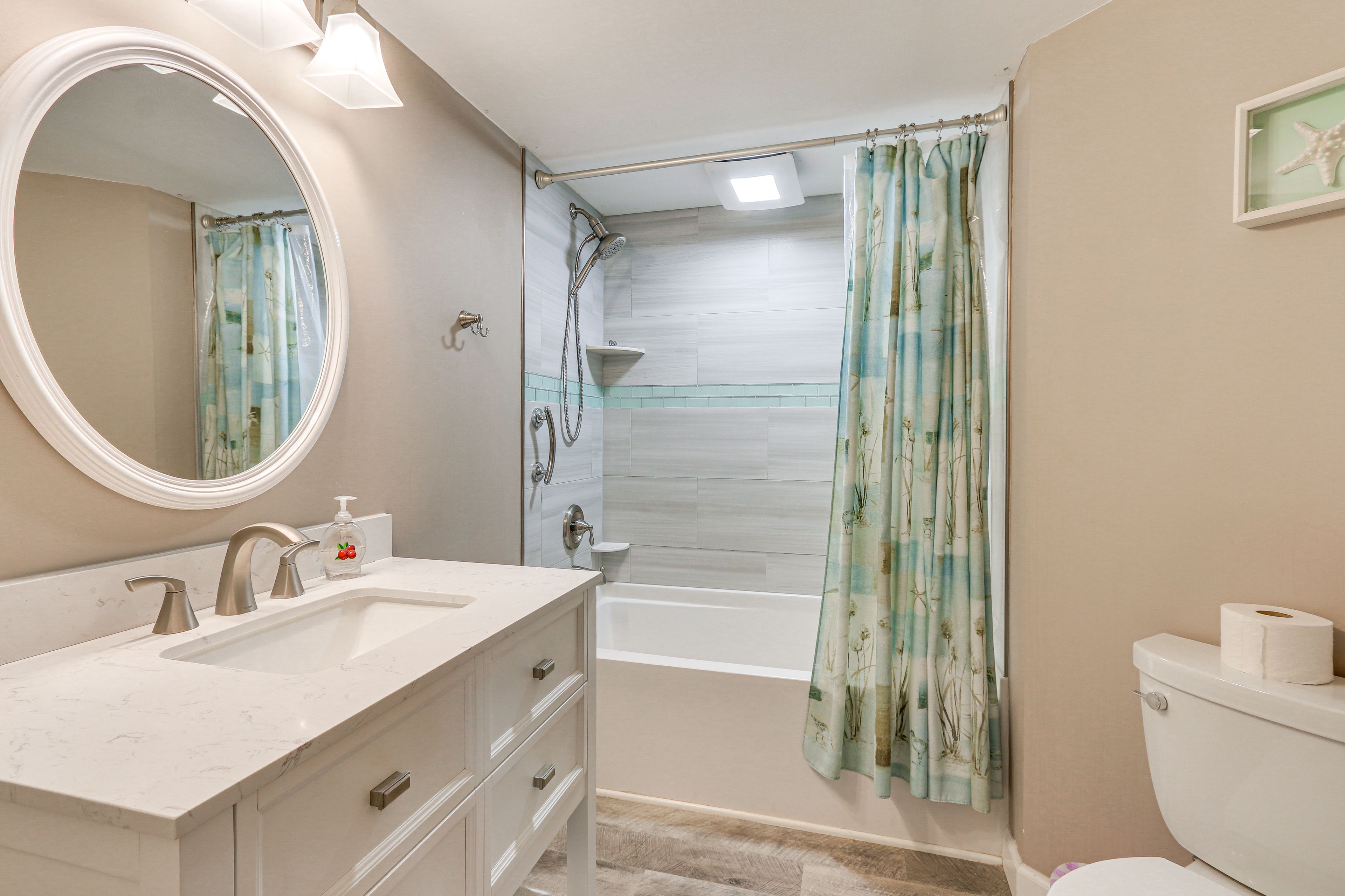 Full Bathroom | Towels Provided