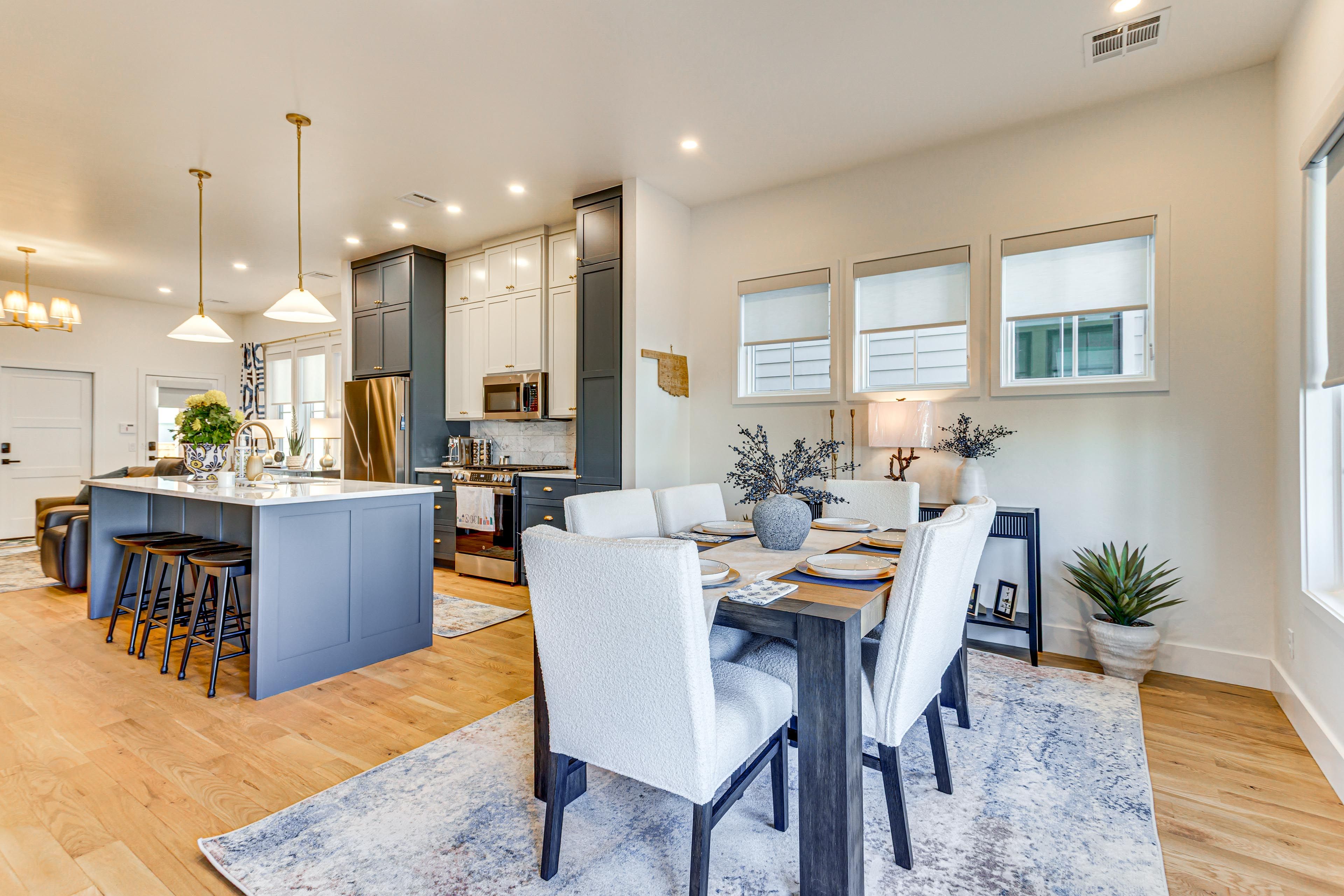 Dining Table | Breakfast Bar | Kitchen