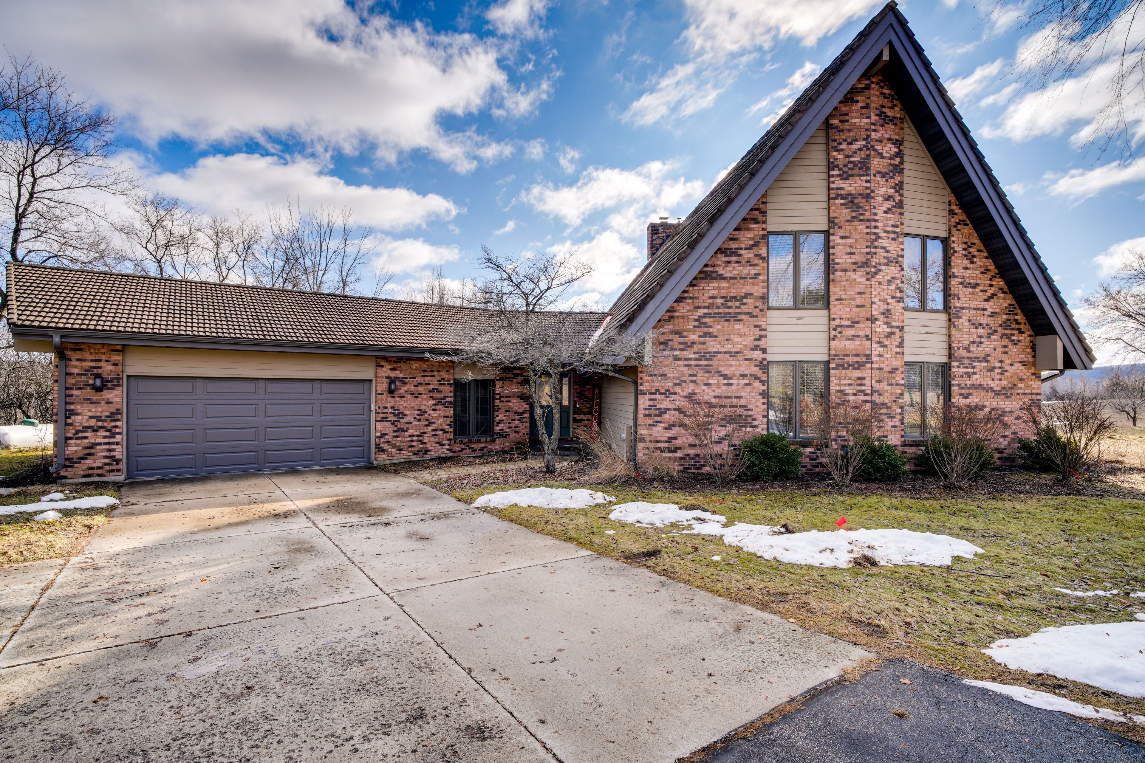 Parking | Garage (1 Vehicle) | Driveway (5 Vehicles)