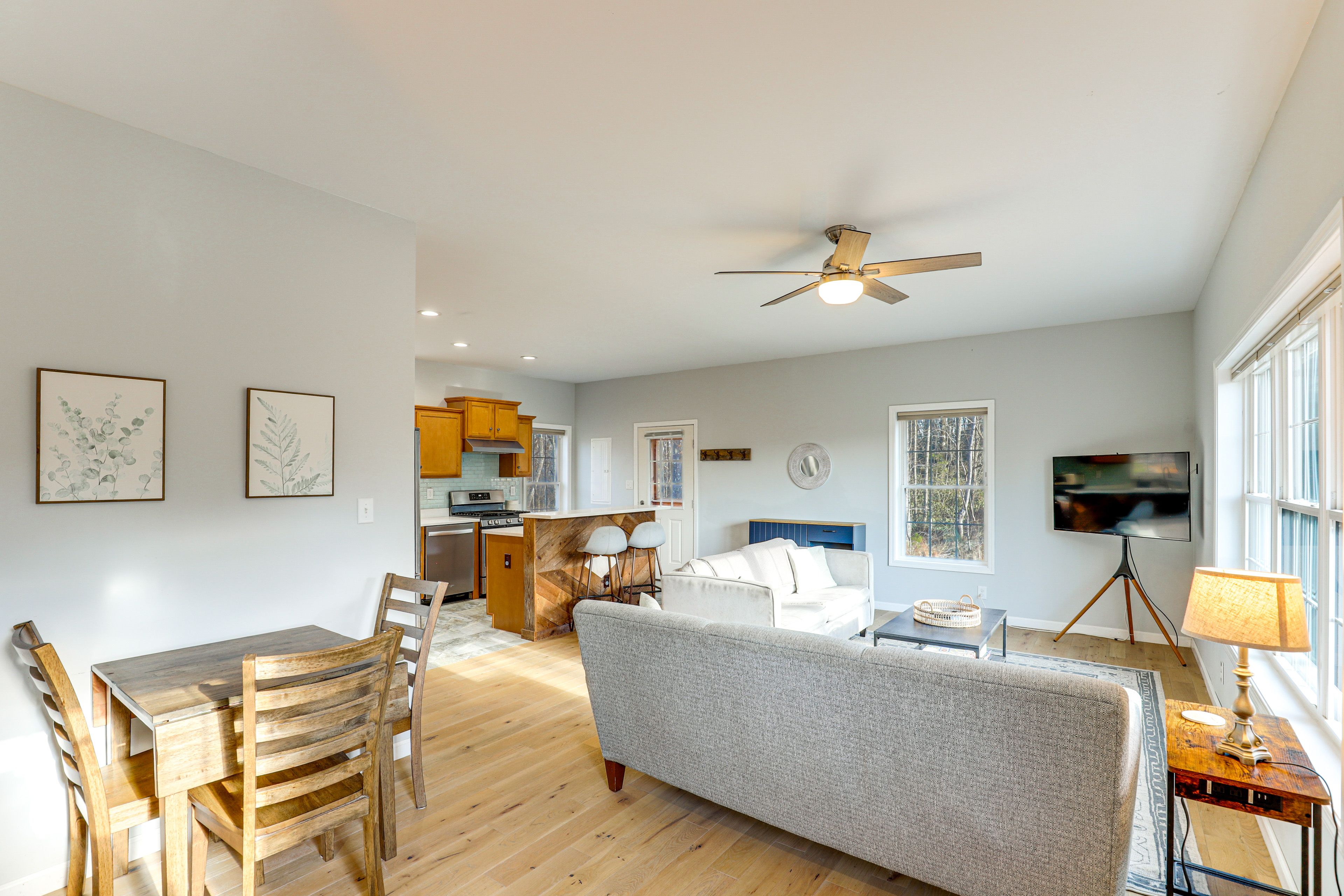 Living Room | Full Sleeper Sofa | Board Games | Smart TV