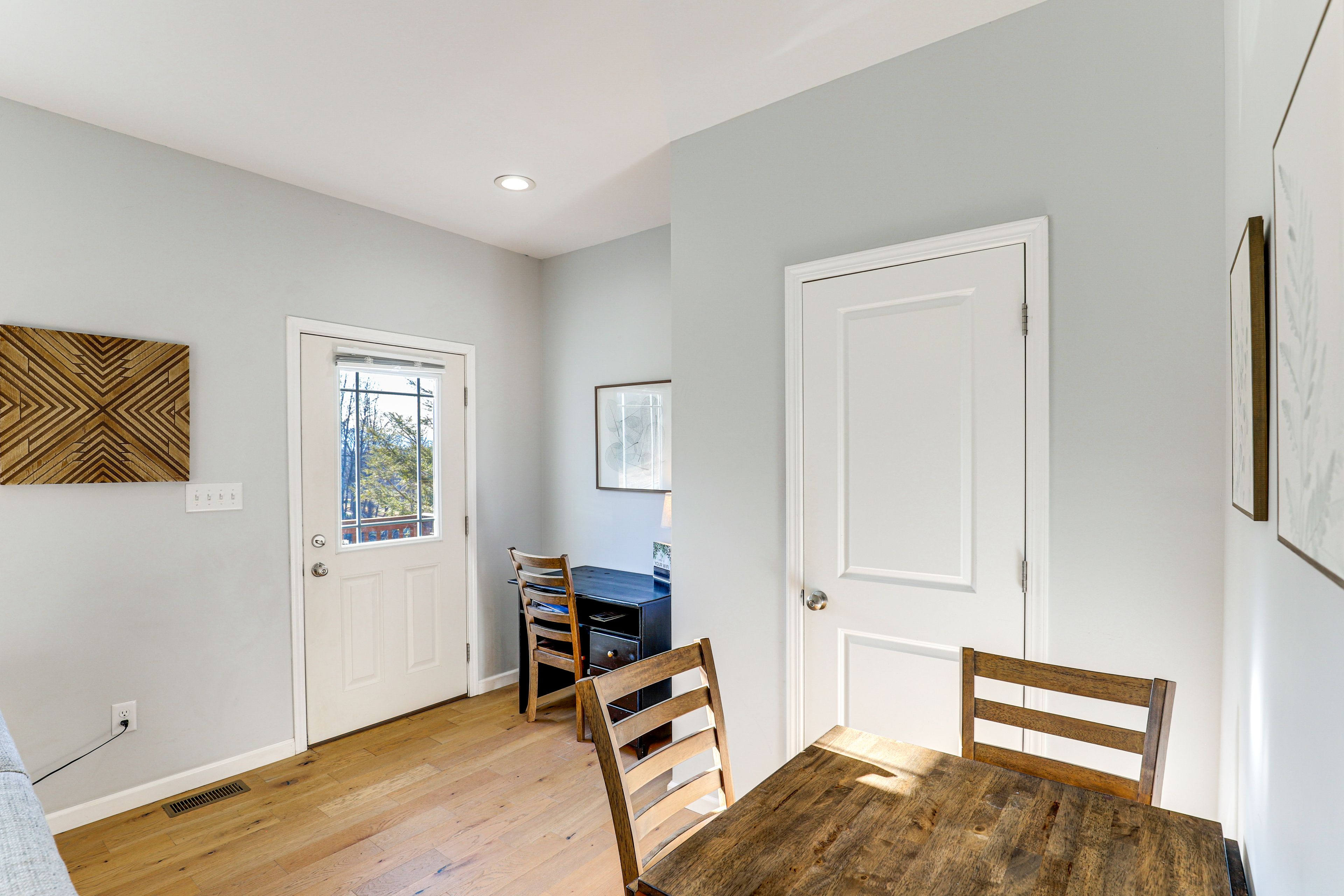 Dining Area | Dishware/Flatware Provided | Desk