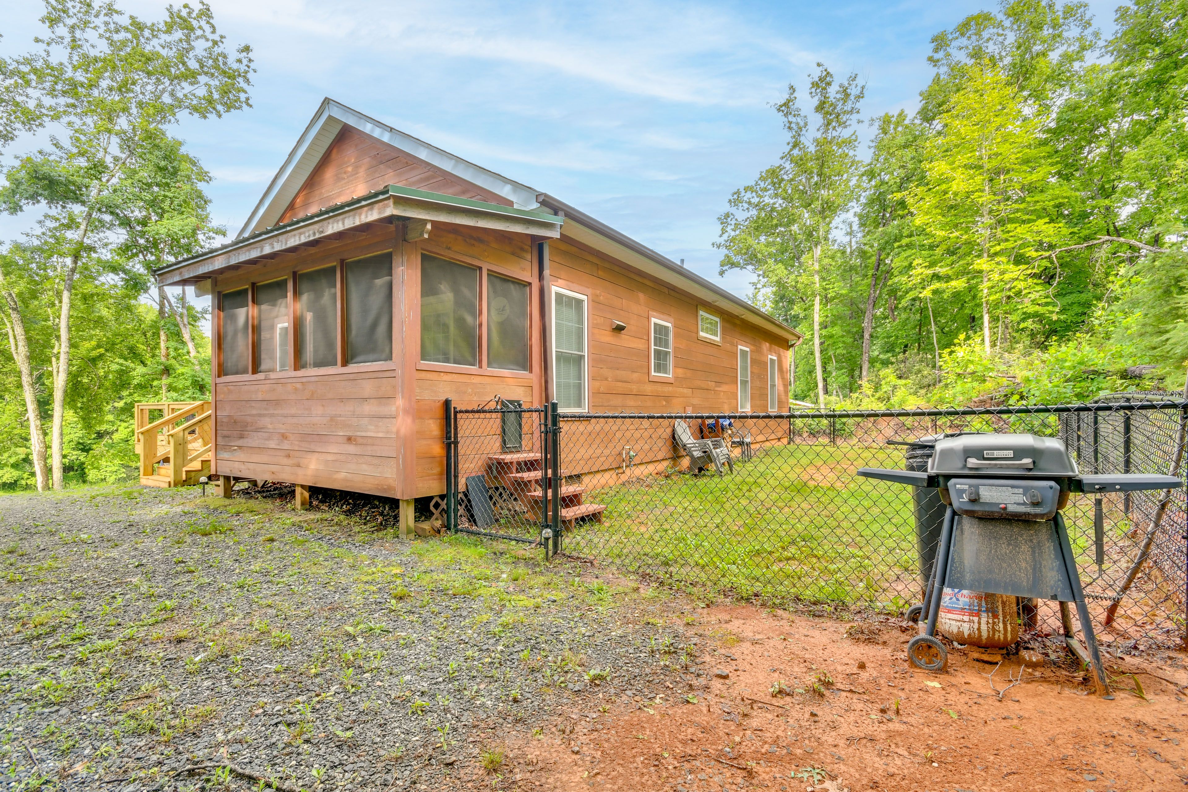 Fenced Backyard | Fire Pit | Gas Grill