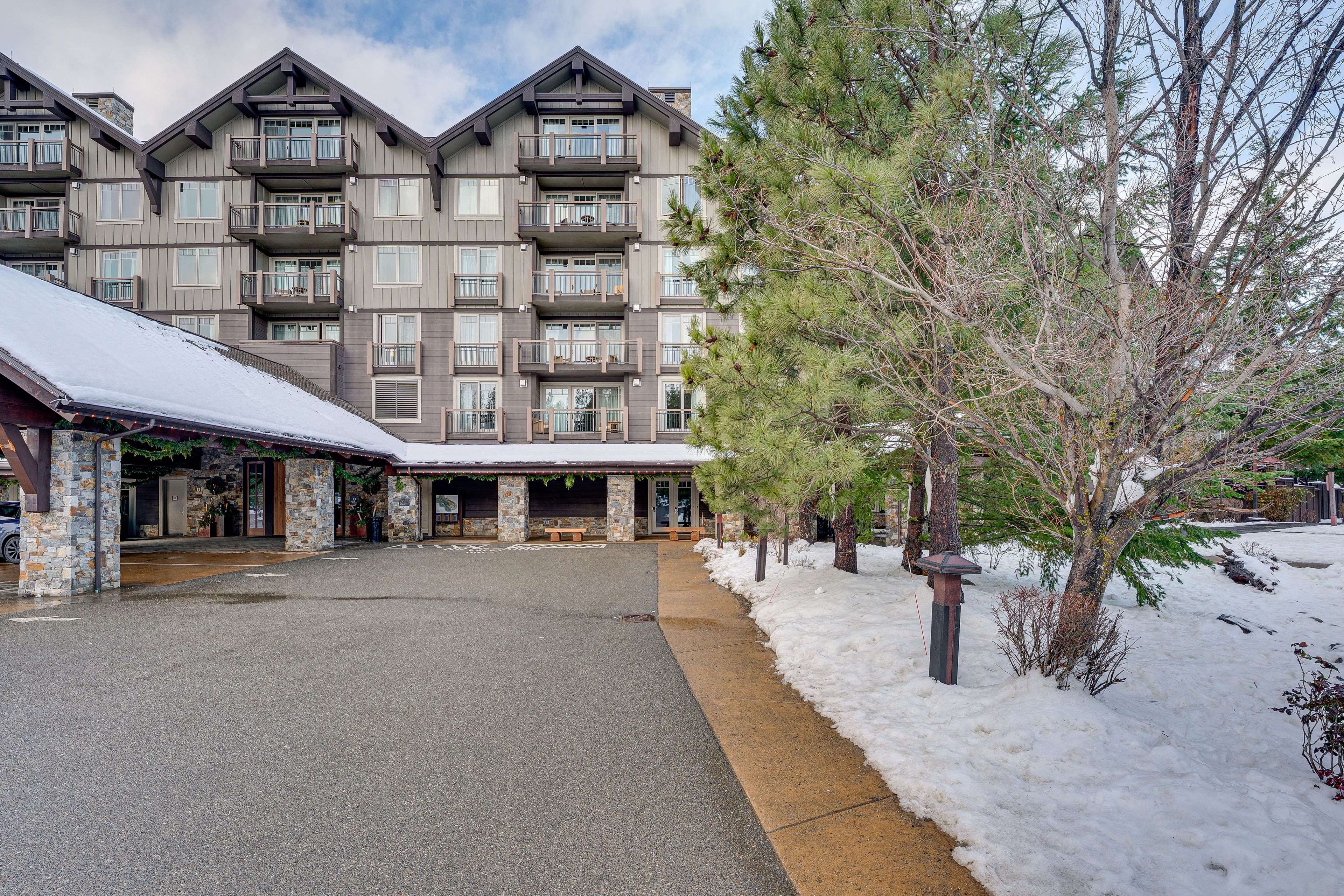 Building Exterior | Parking Lot