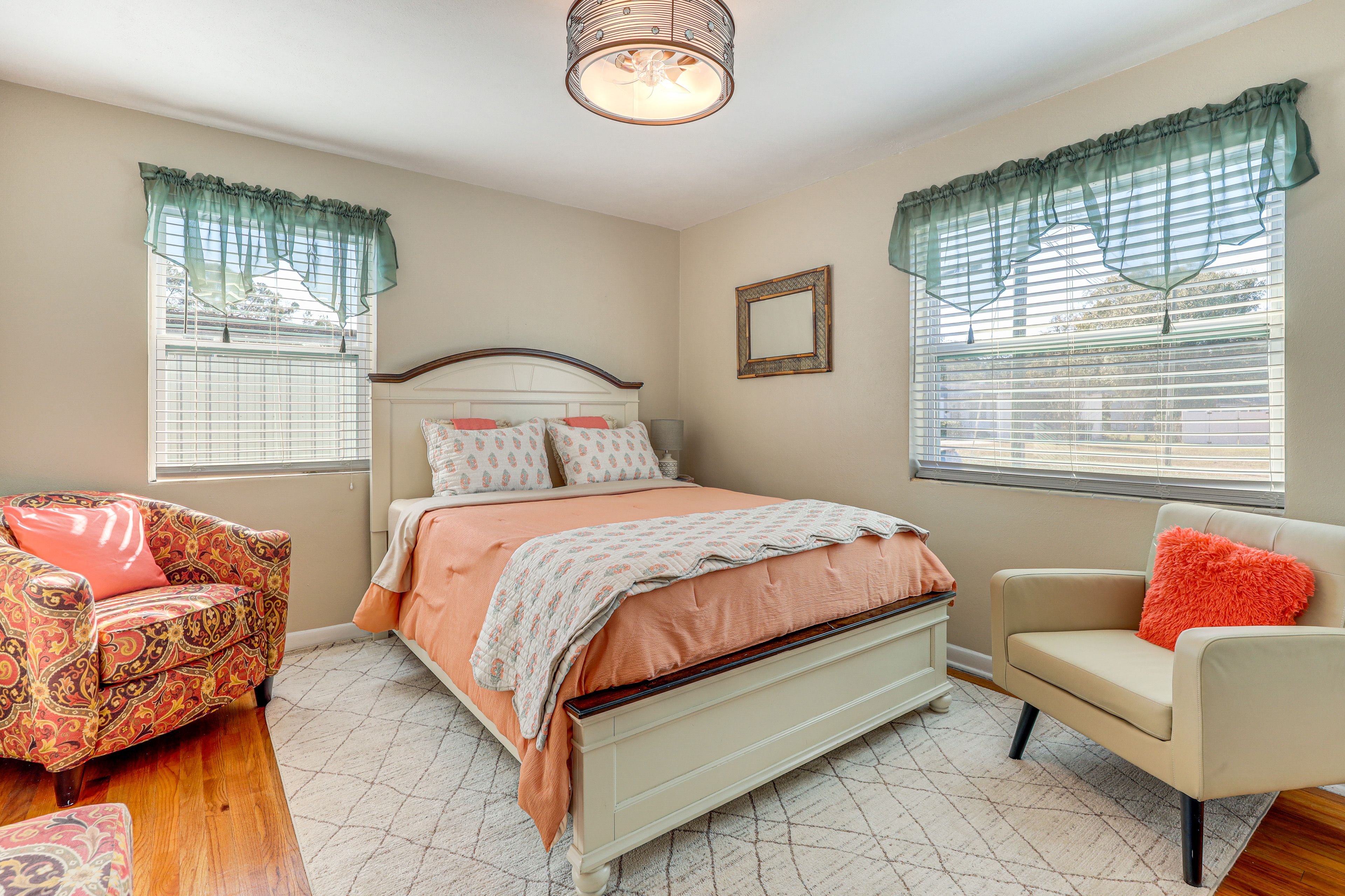 Bedroom 1 | Queen Bed