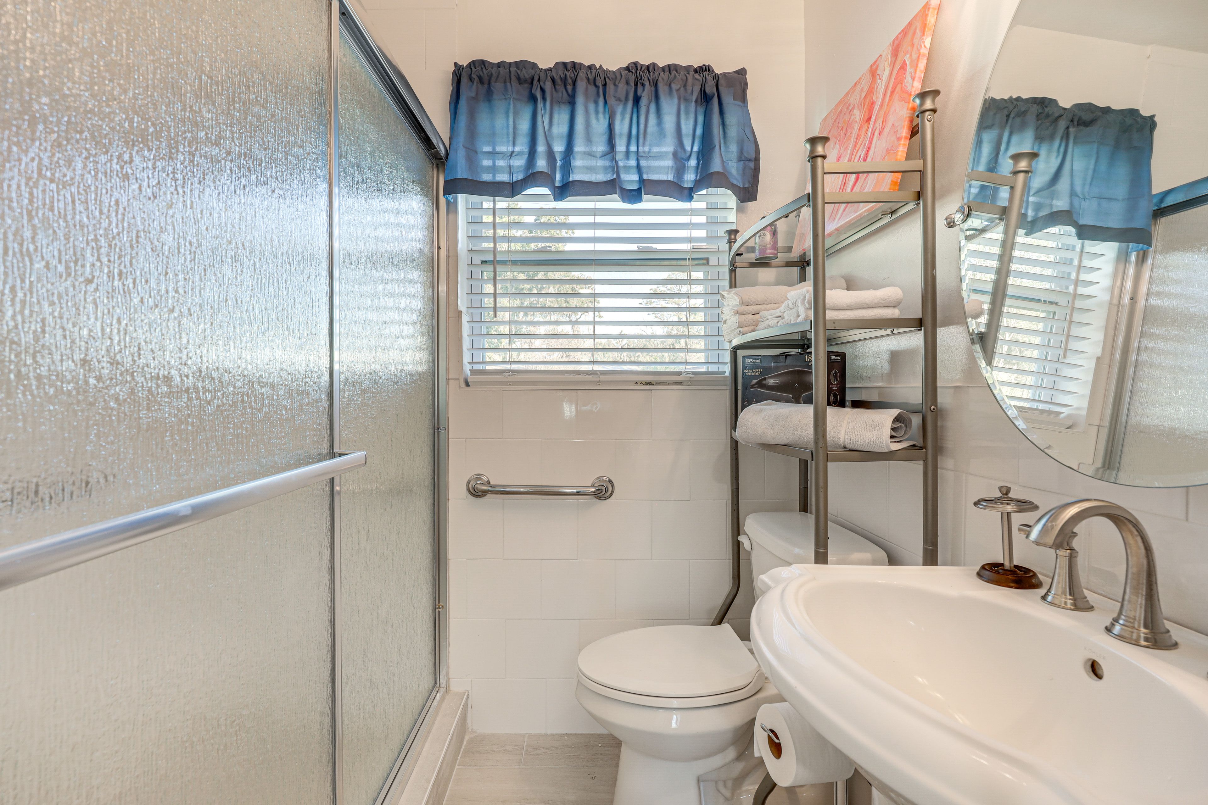 Full Bathroom | Towels Provided