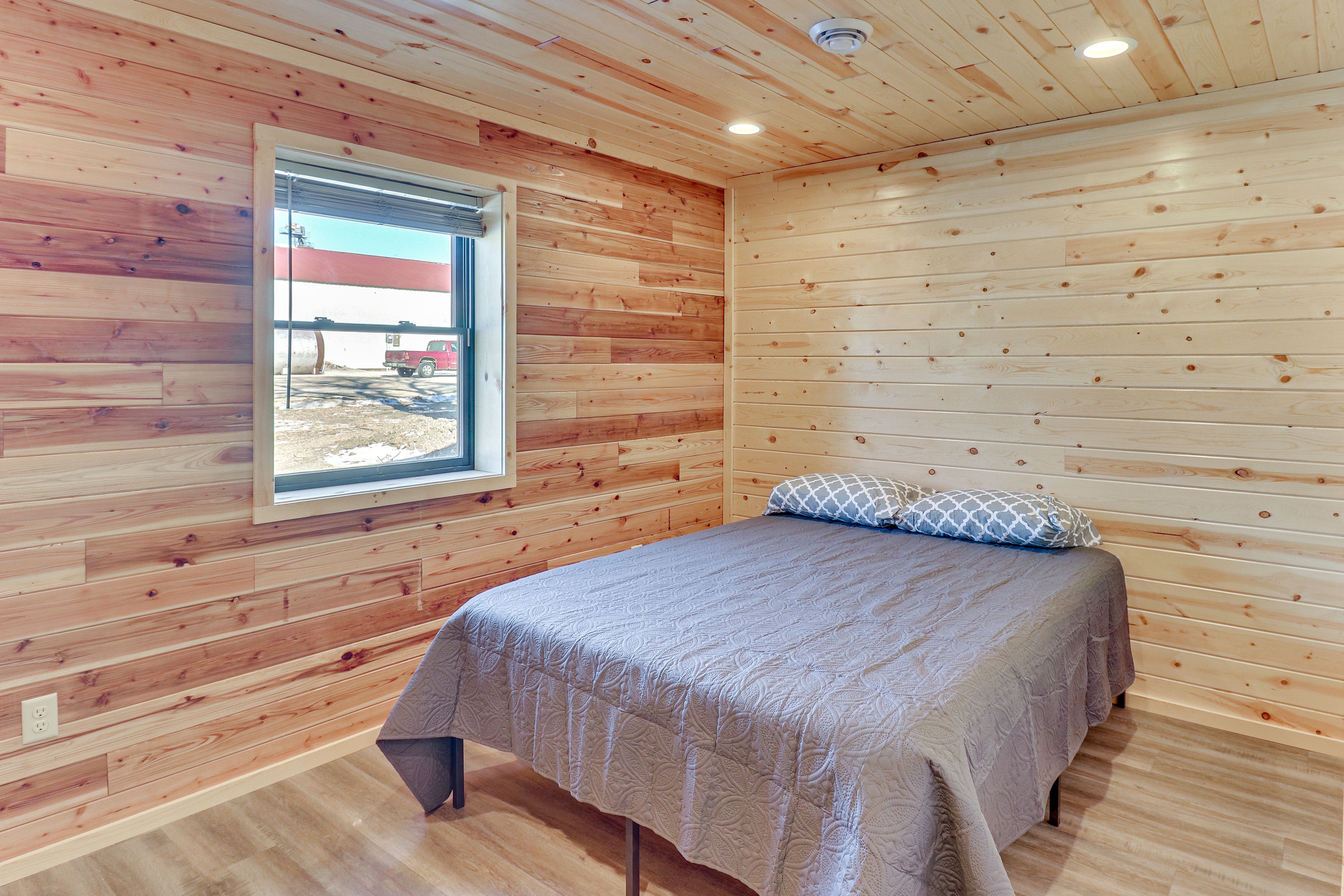 Bedroom 1 | Queen Bed