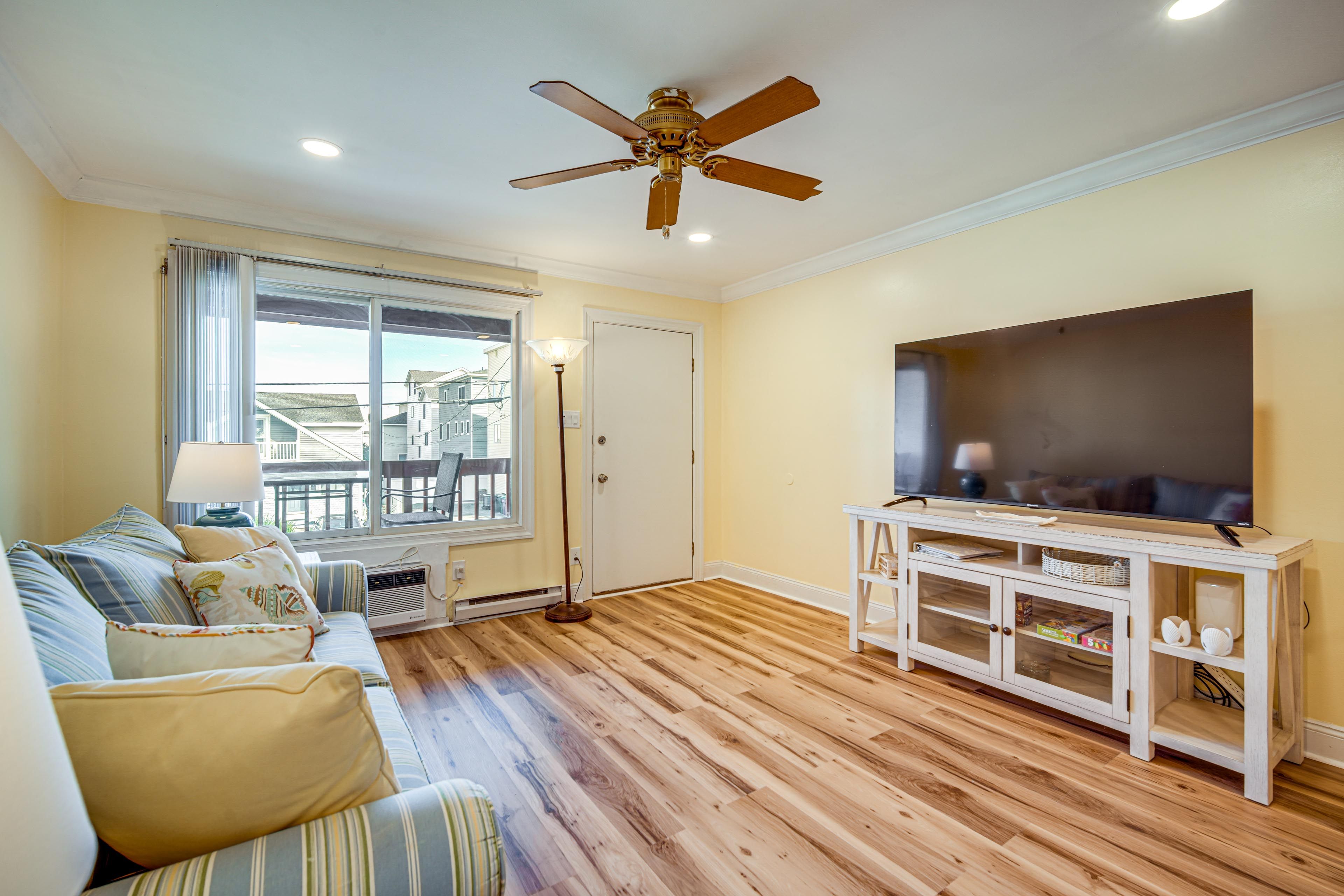 Living Room | Queen Sleeper Sofa | Free WiFi | Smart TV