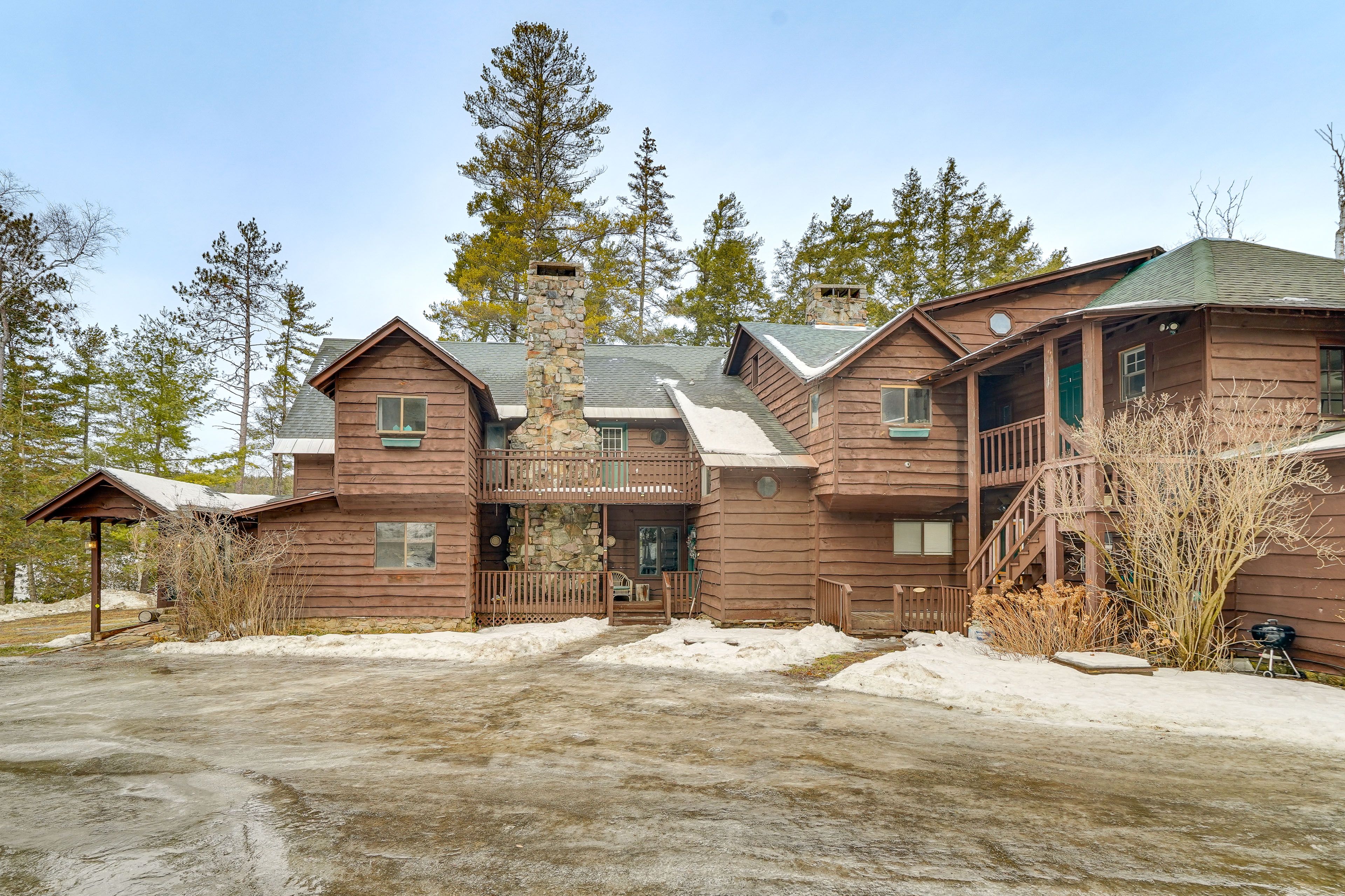 Parking | Circular Driveway (10 Vehicles)