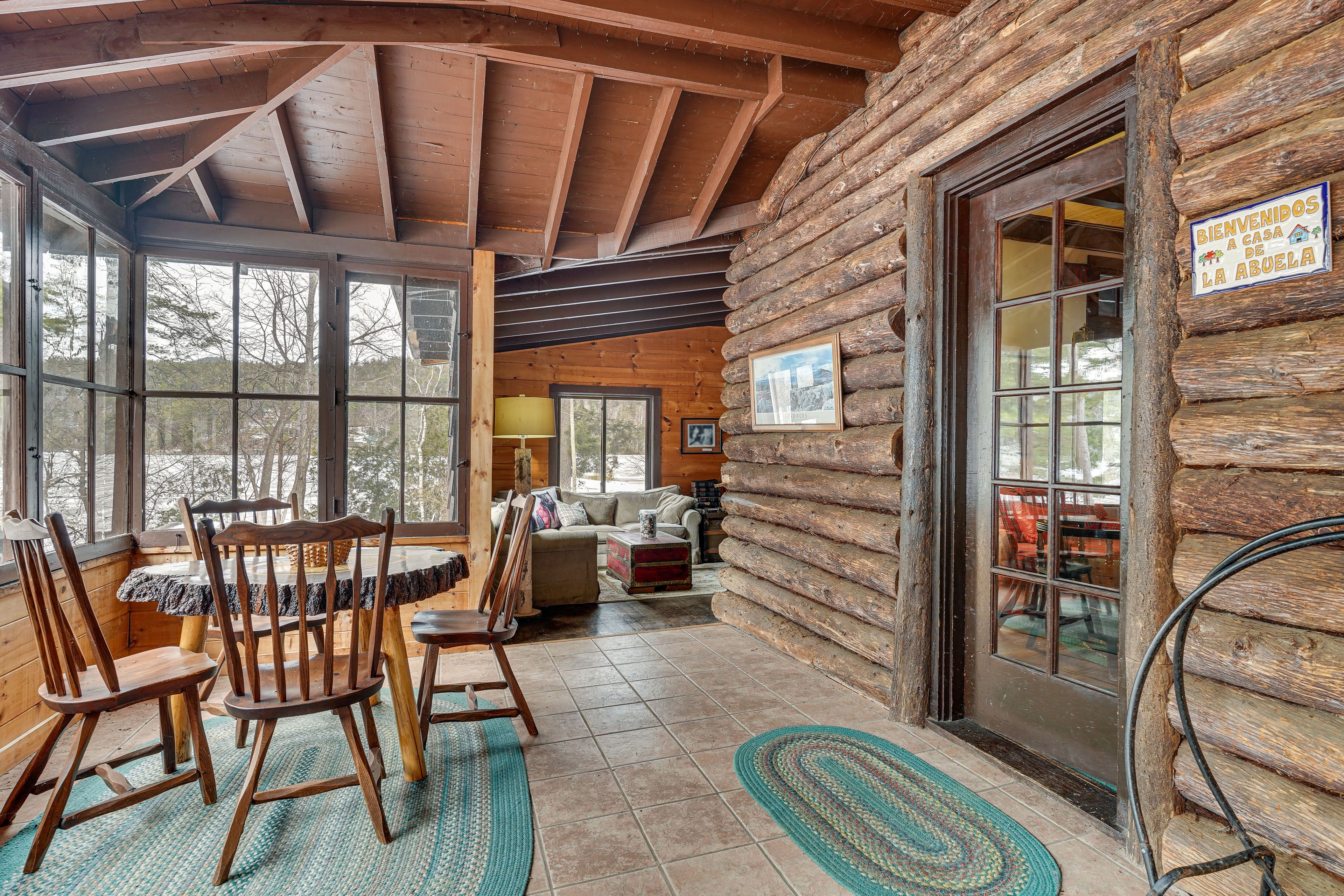 Dining Area | Dishware/Flatware Provided | 1st Floor