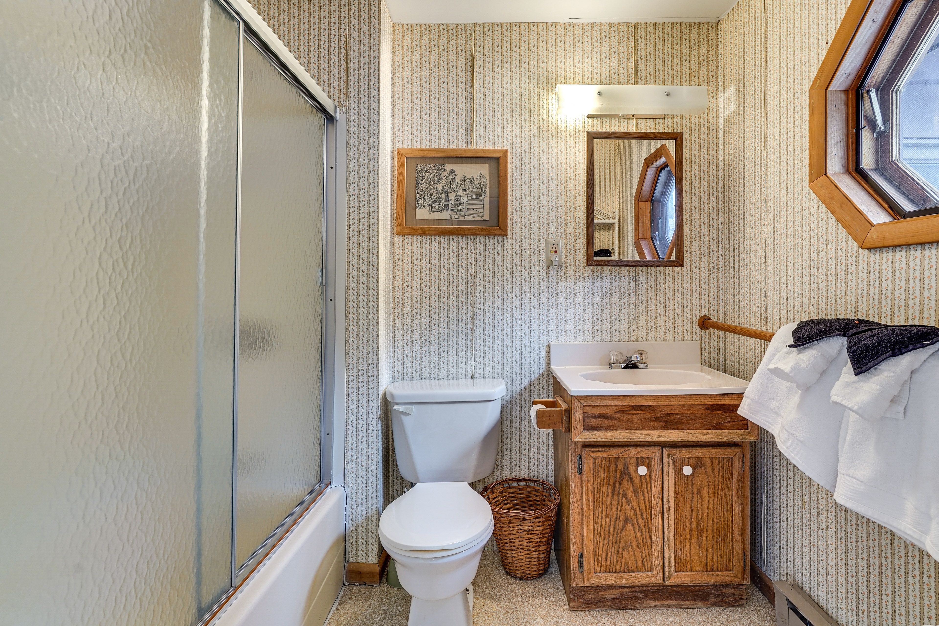 Bathroom | 2nd Floor