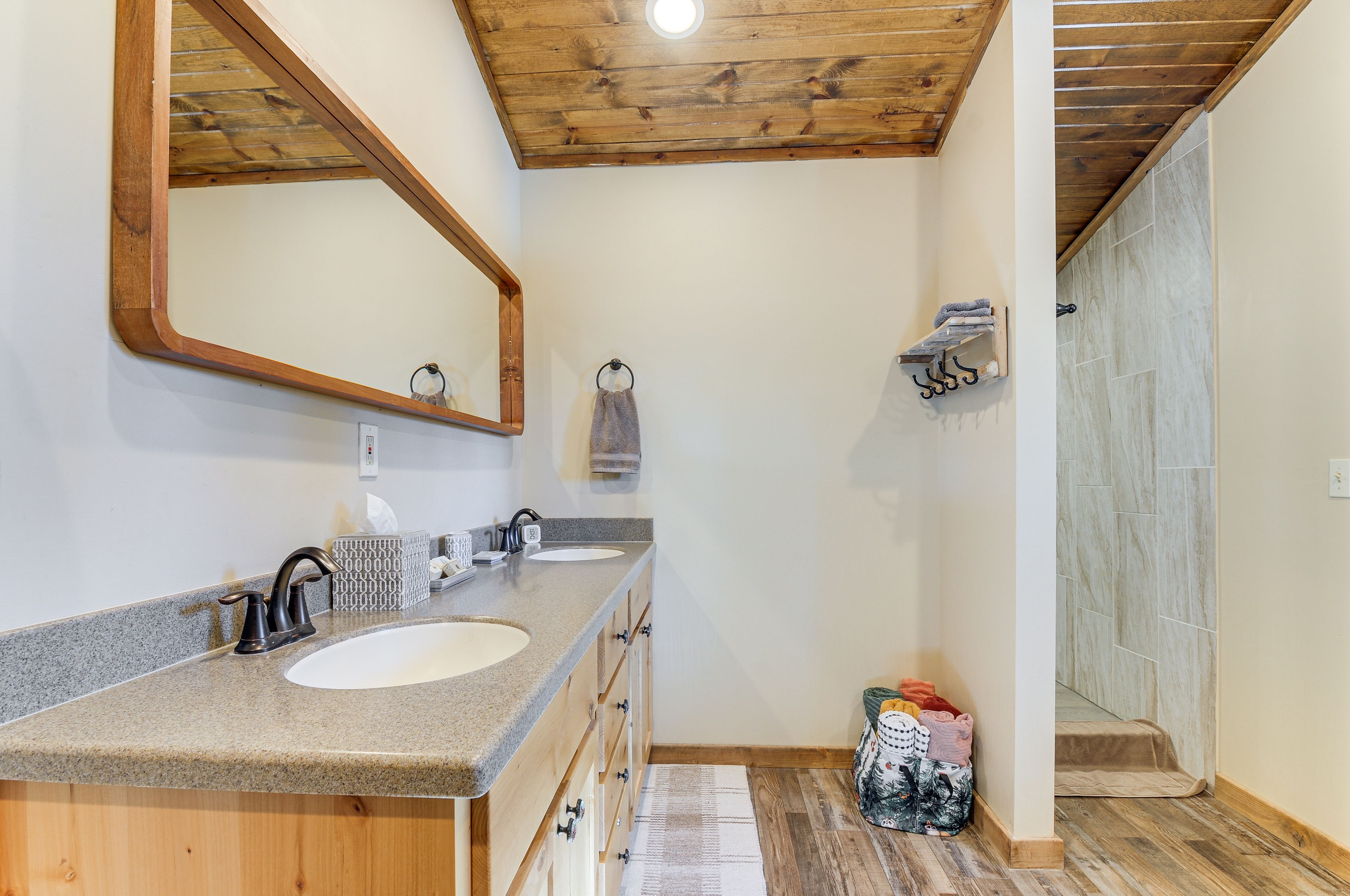 Full Bath | 2nd Floor