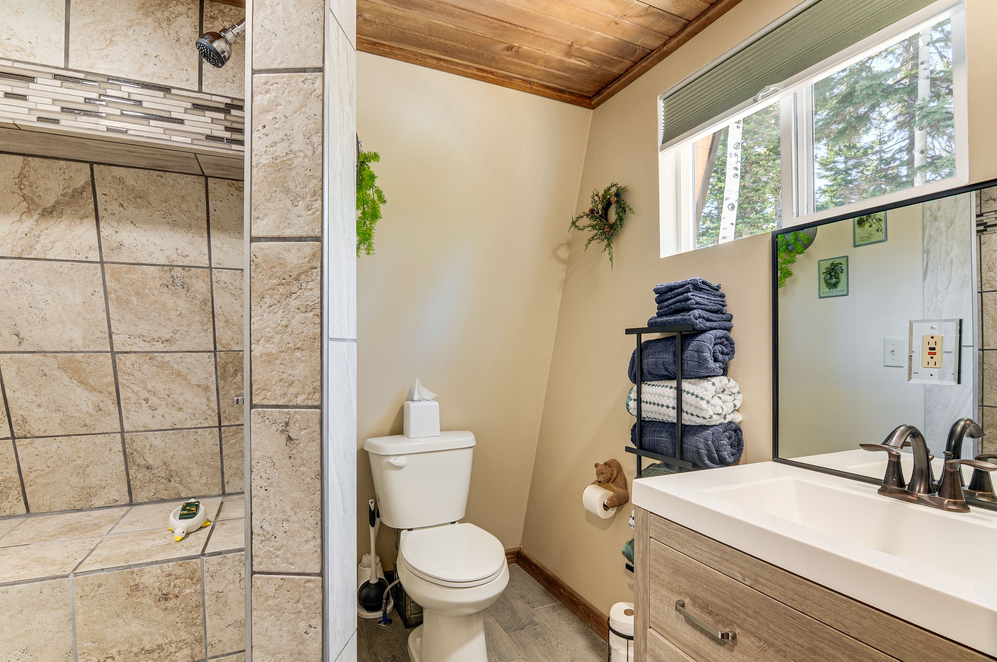 Full Bath | 1st Floor