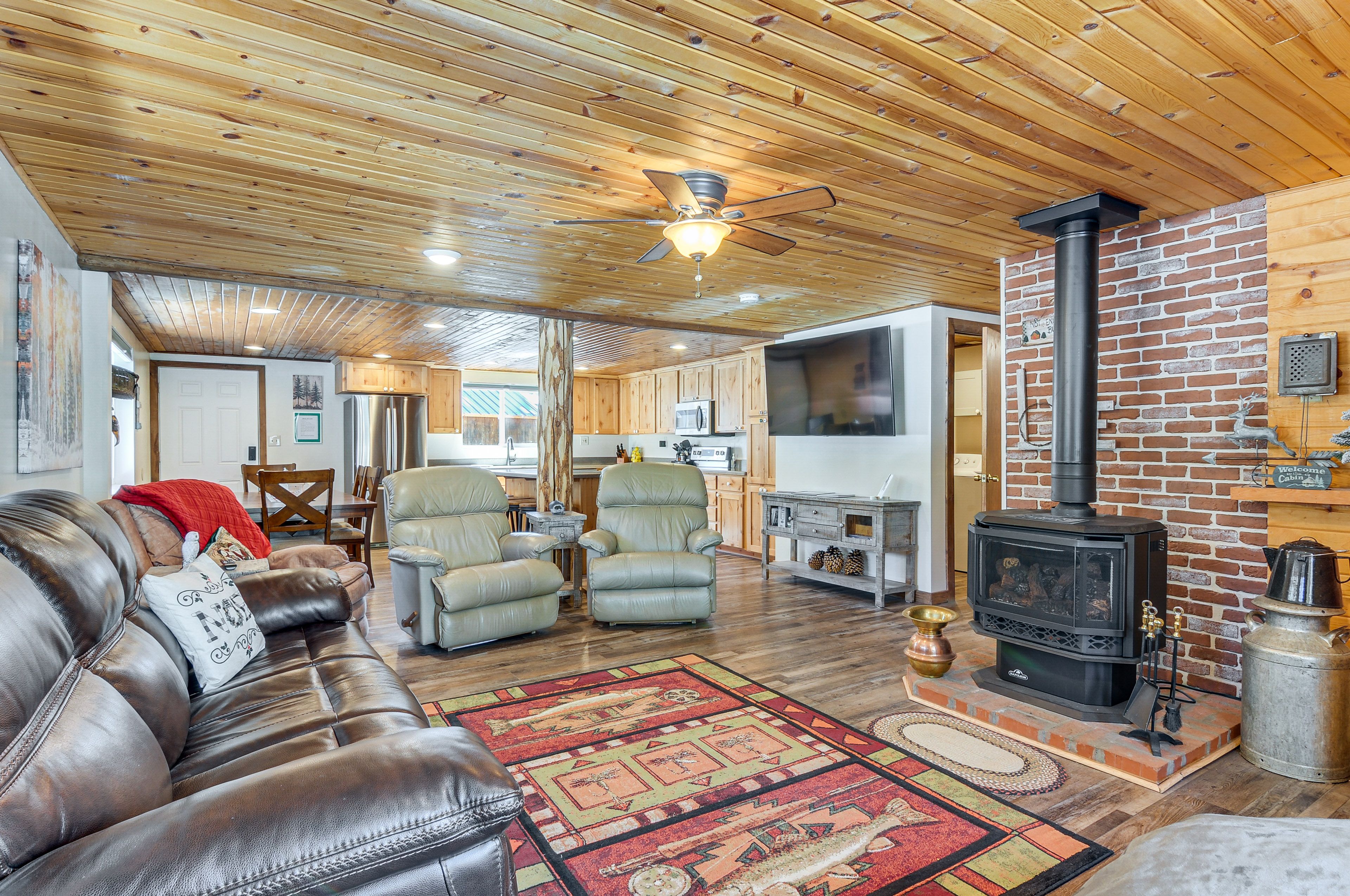 Living Room | Smart TV | Board Games | Fireplace