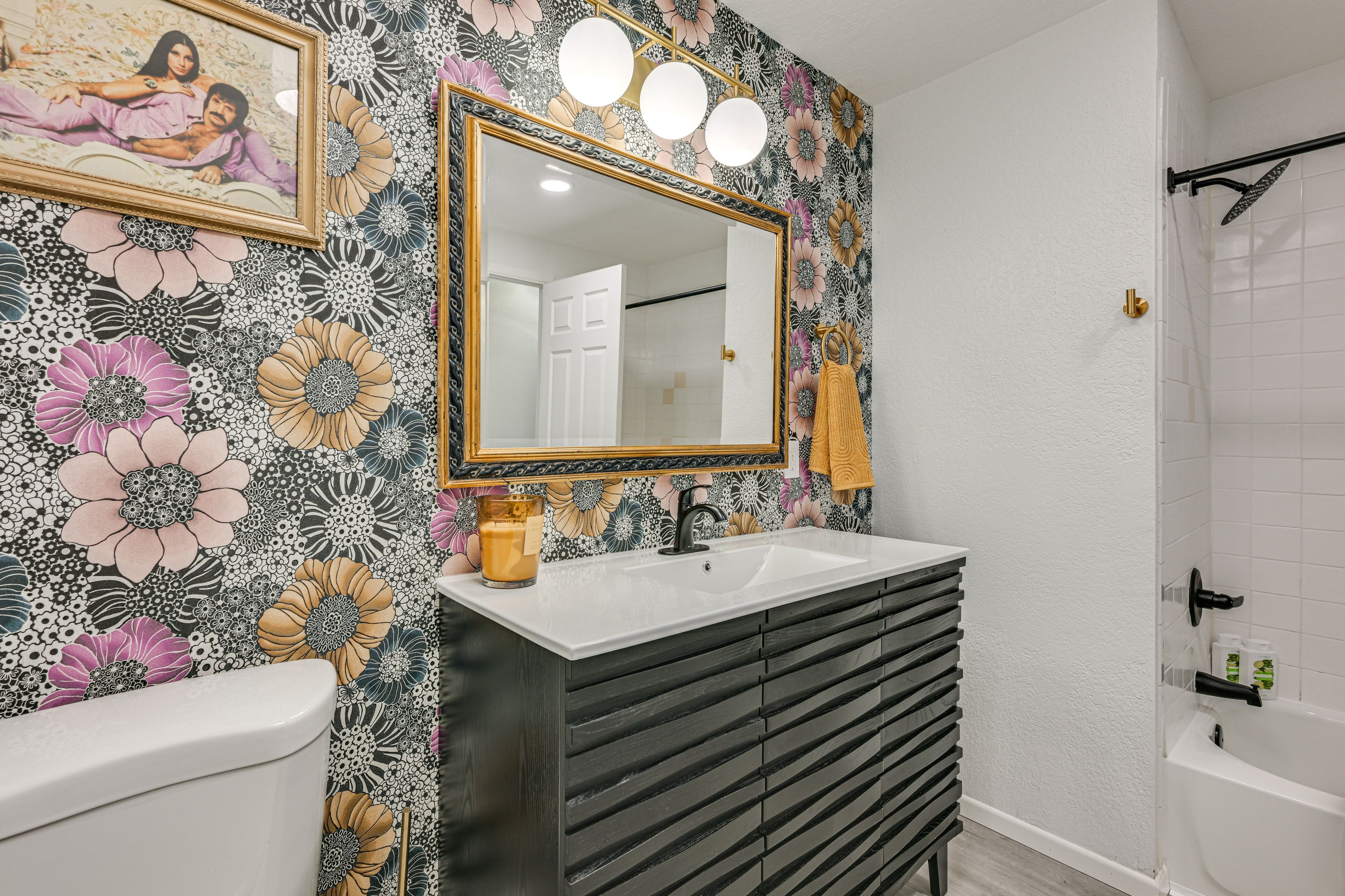Full Bathroom | 2nd Floor | Complimentary Toiletries