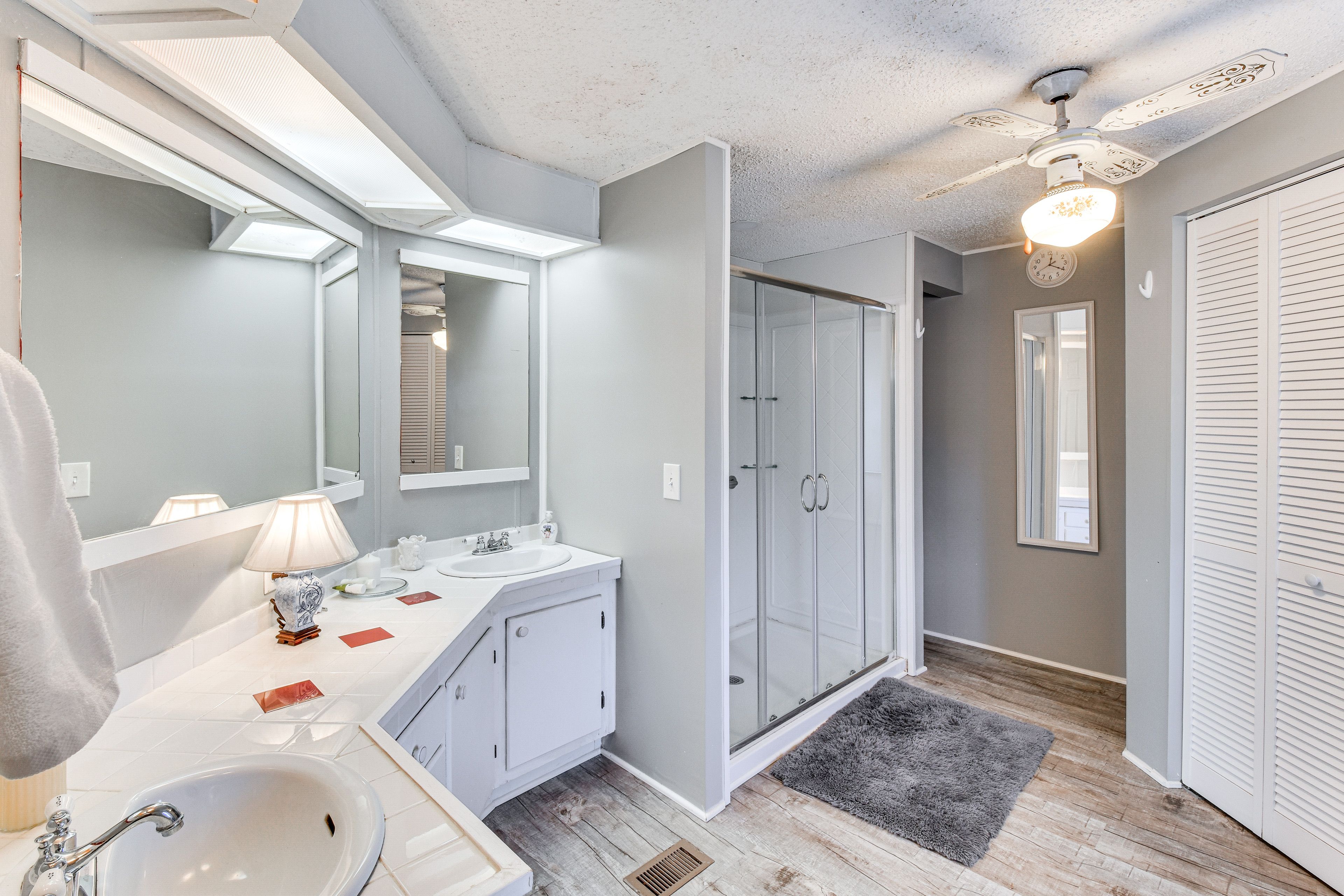 Full Bathroom | Towels Provided