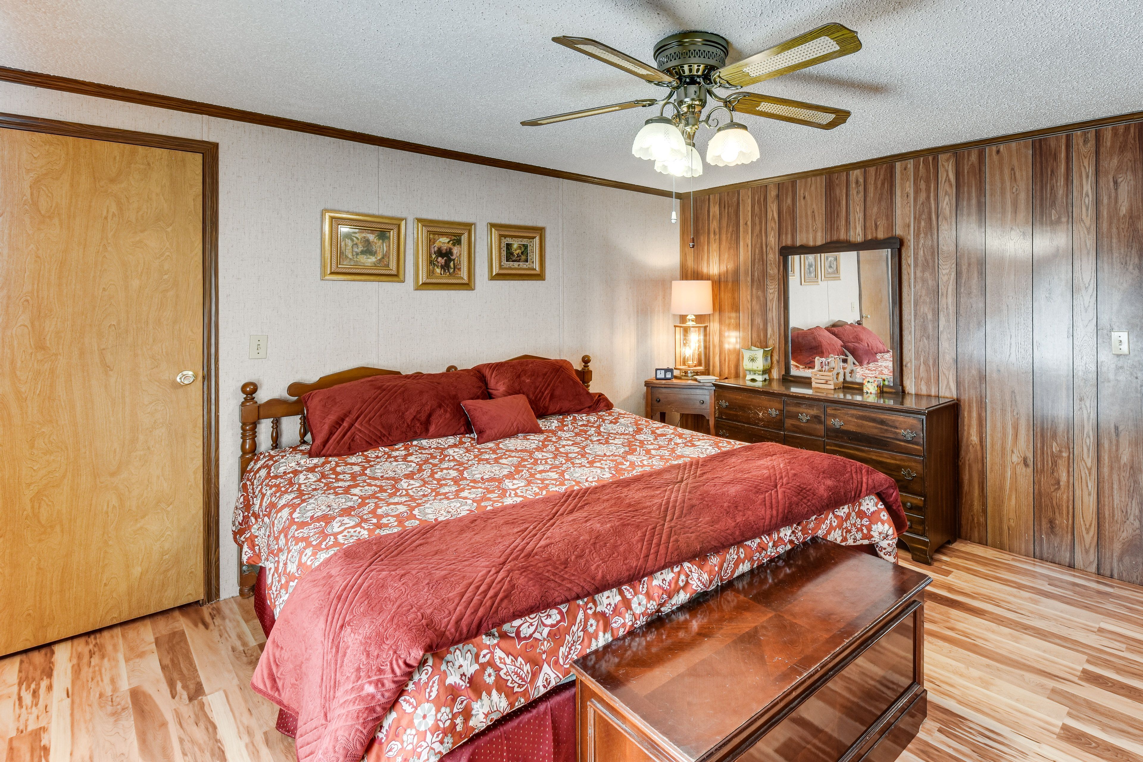 Bedroom 2 | King Bed | TV