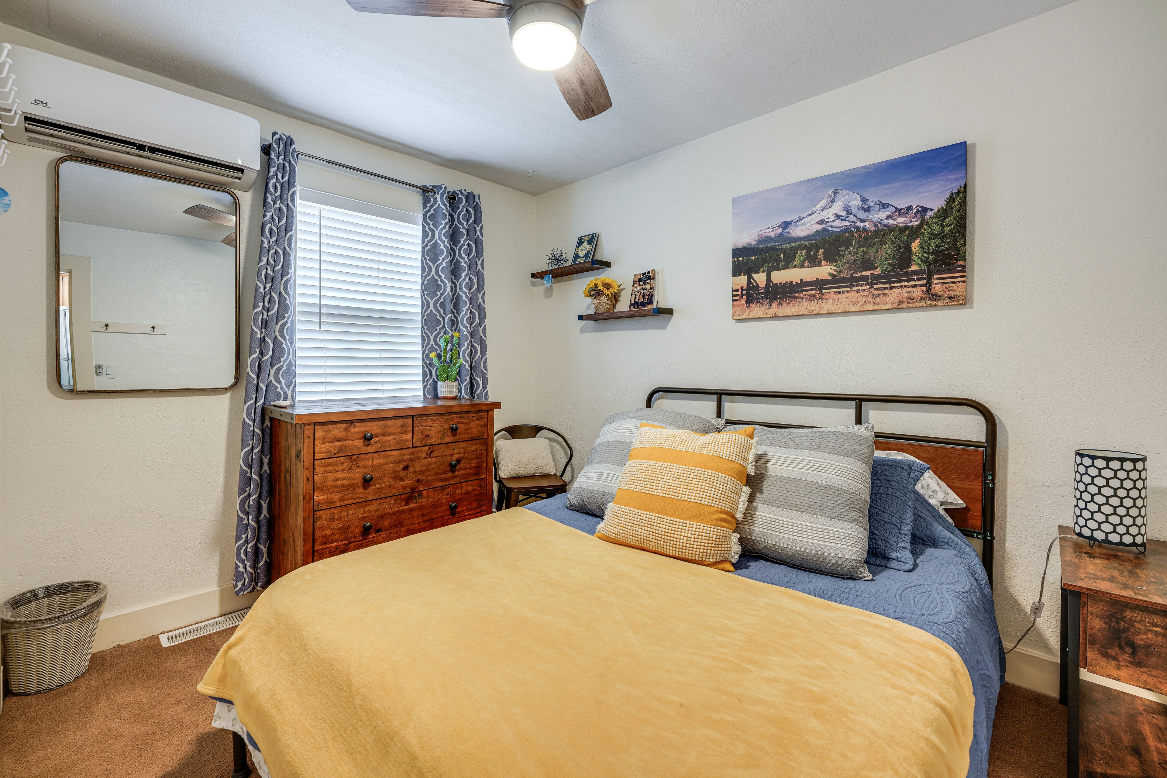 Bedroom 1 | Queen Bed