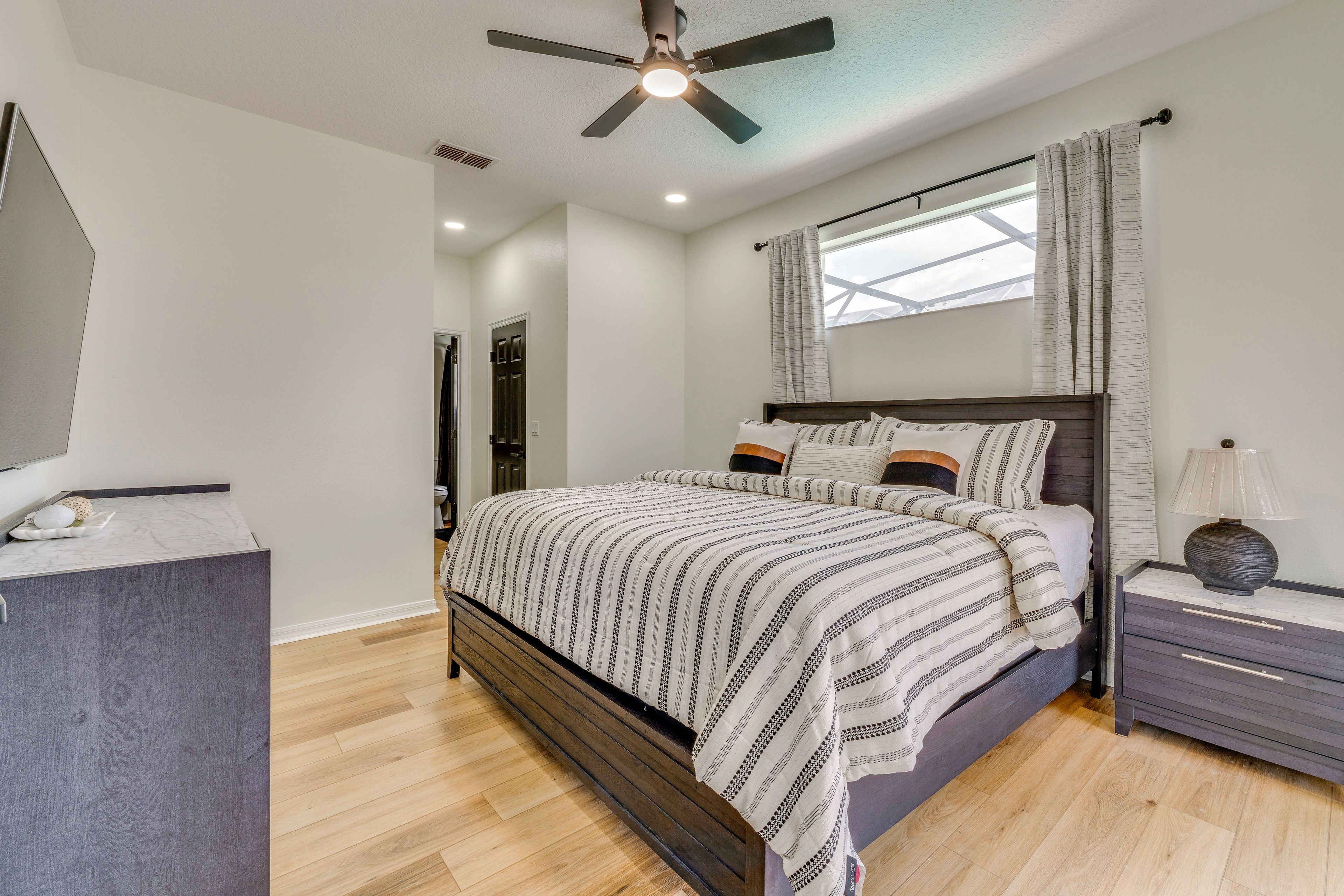 Bedroom 1 | King Bed
