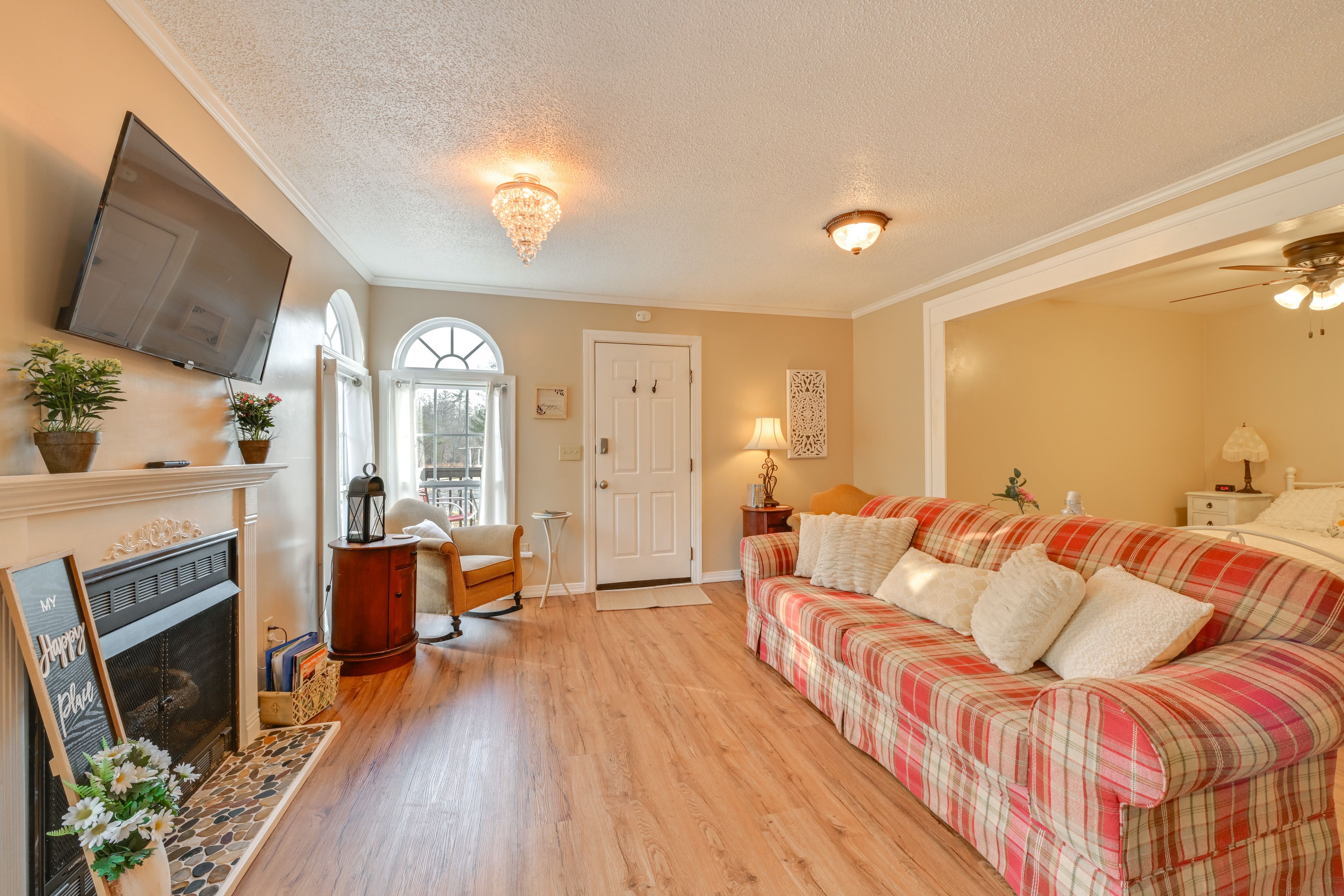 Thurmond Vacation Rental | Studio | 1BA | 500 Sq Ft | Step-Free Access