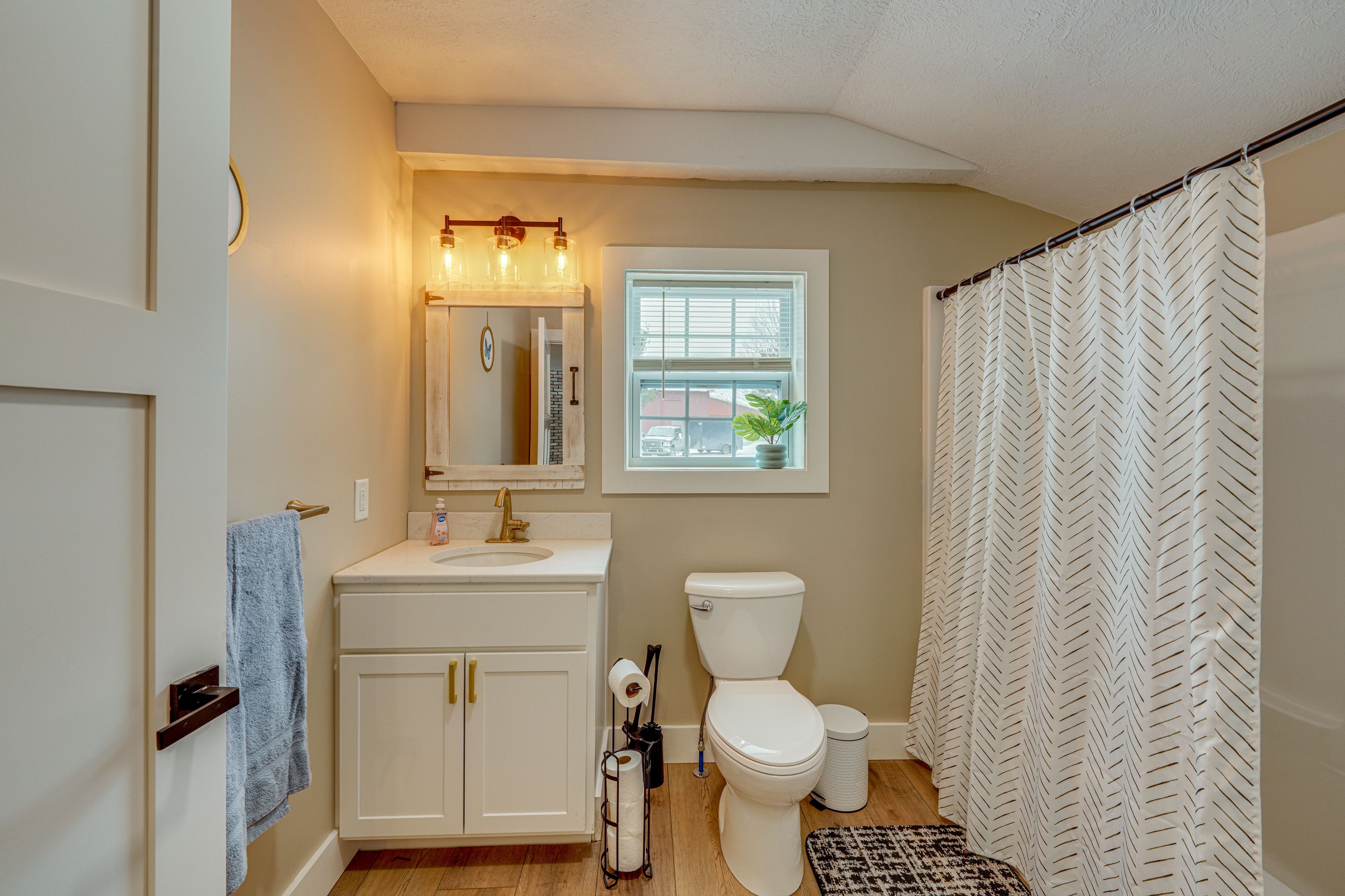 Full Bathroom | Main Level