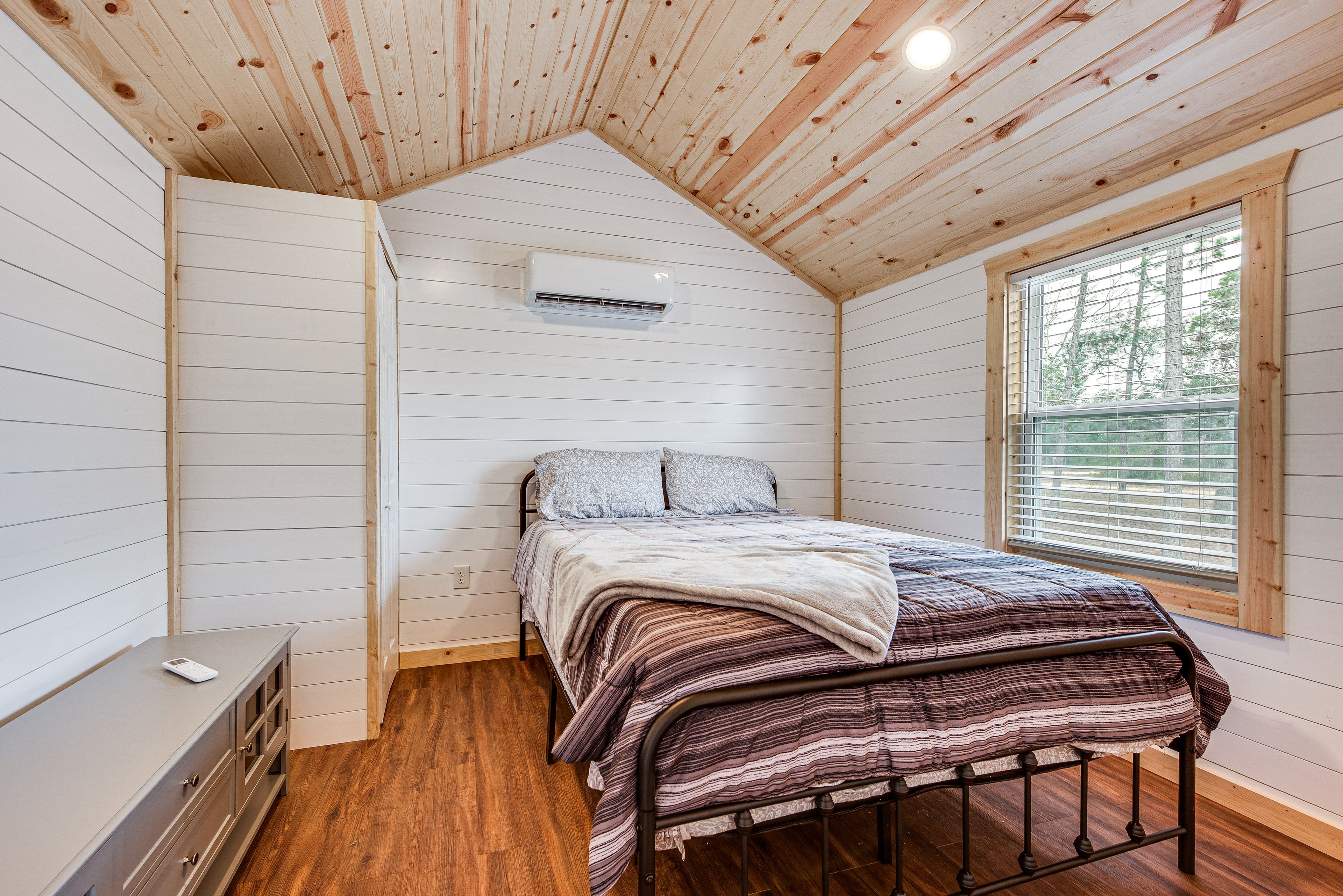 Bedroom 1 | Queen Bed