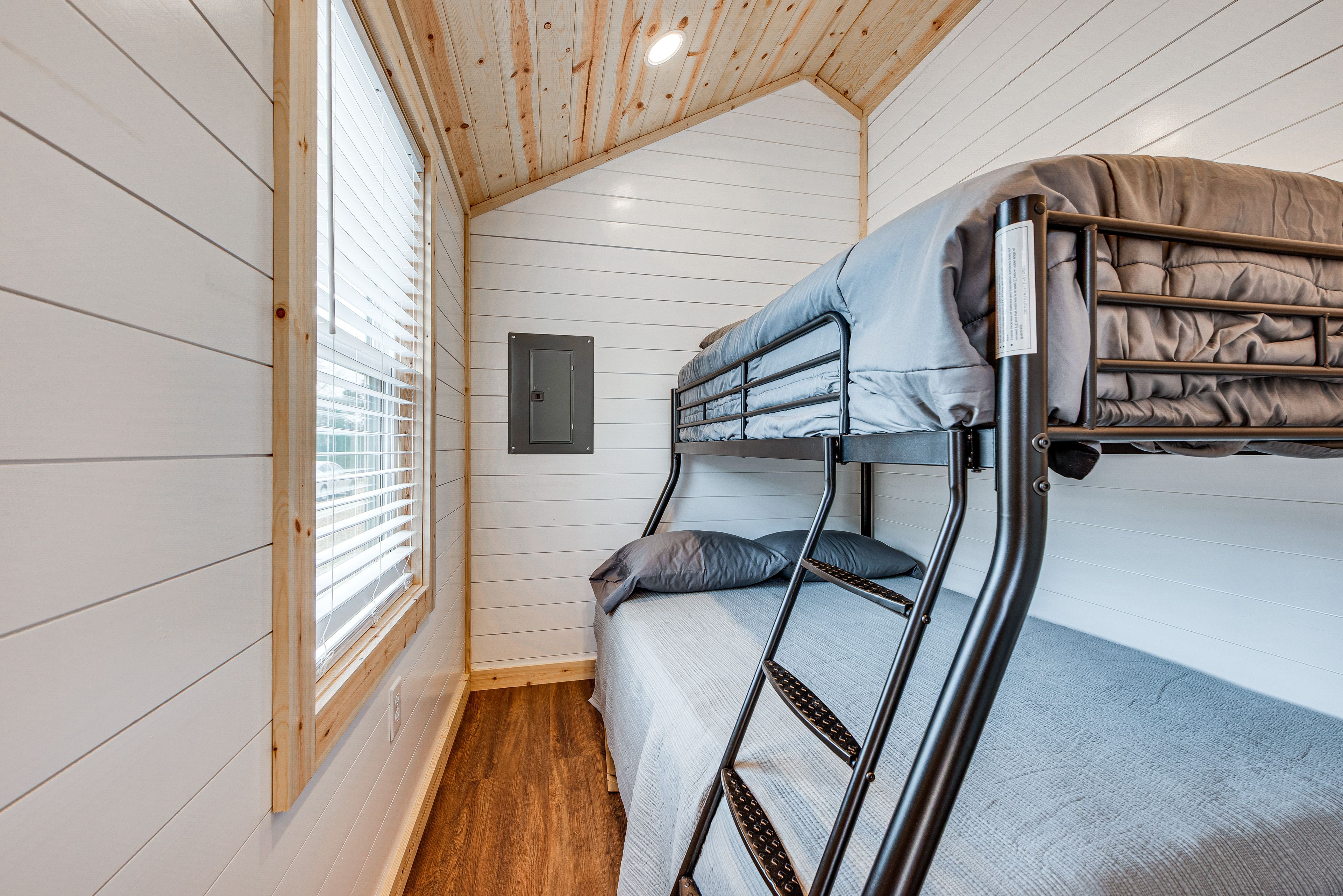 Bedroom 2 | Twin/Full Bunk Bed