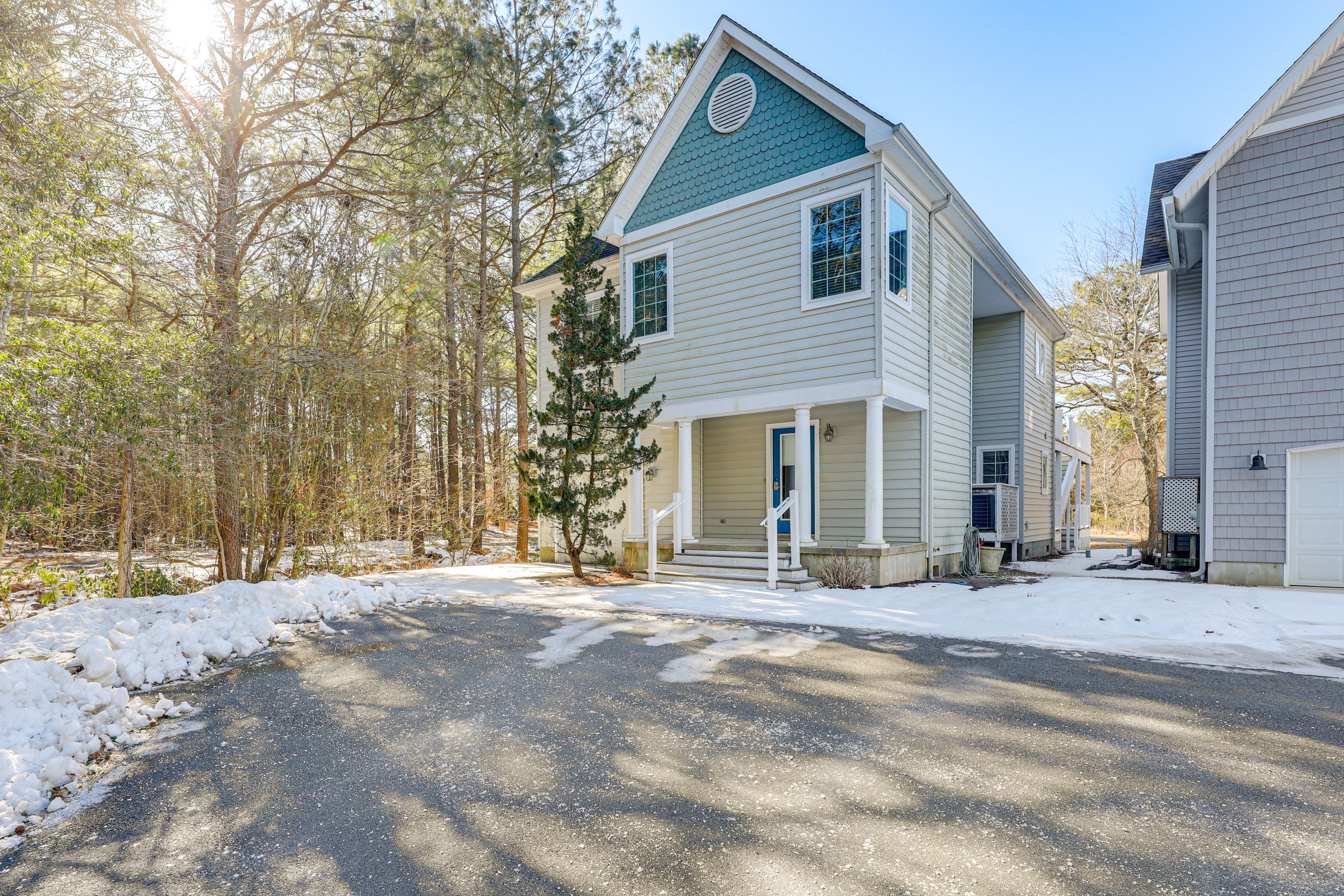 Parking | Driveway (4 Vehicles) | Addt'l Parking Available