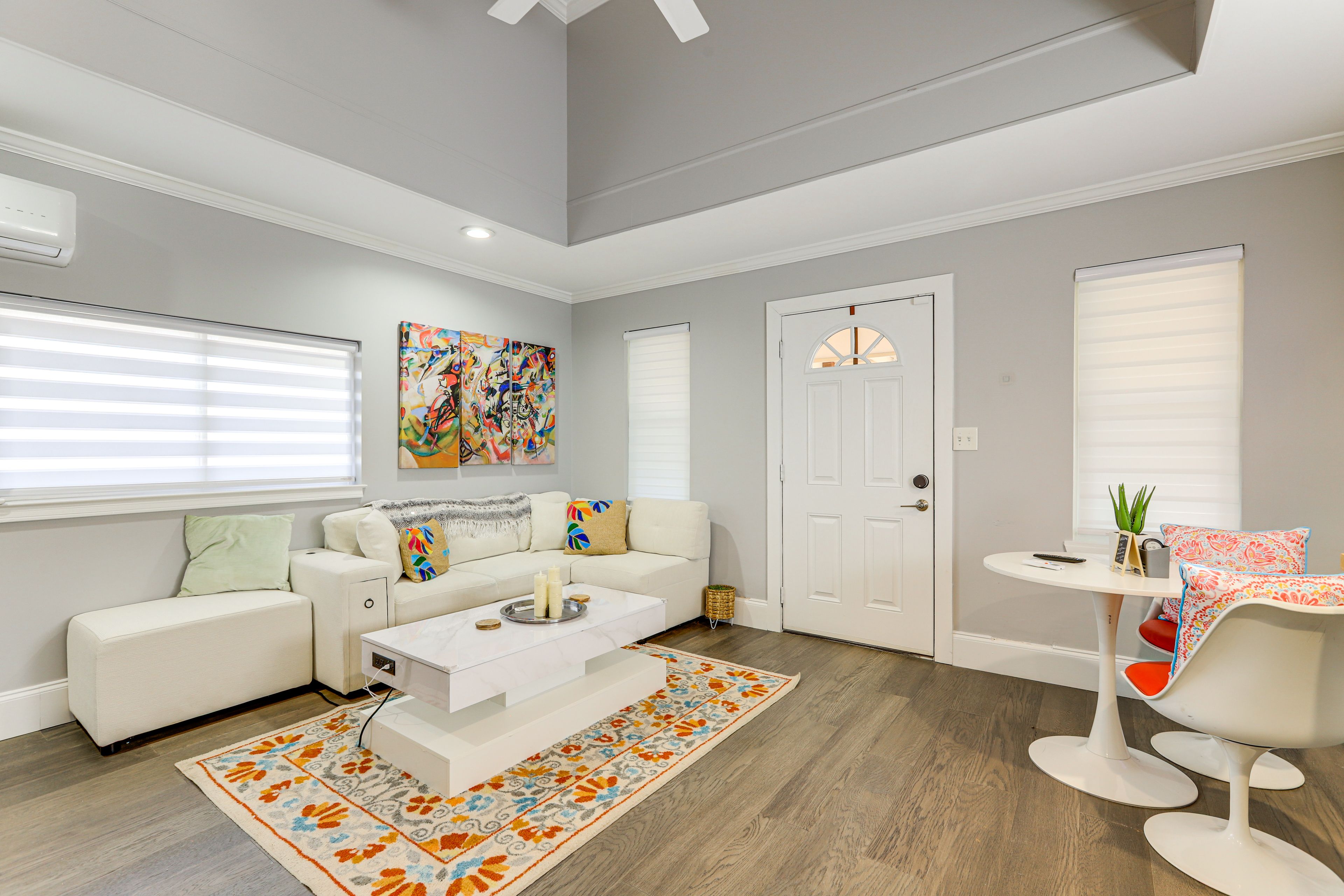 Living Room | Free WiFi | Smart TV | 1st Floor