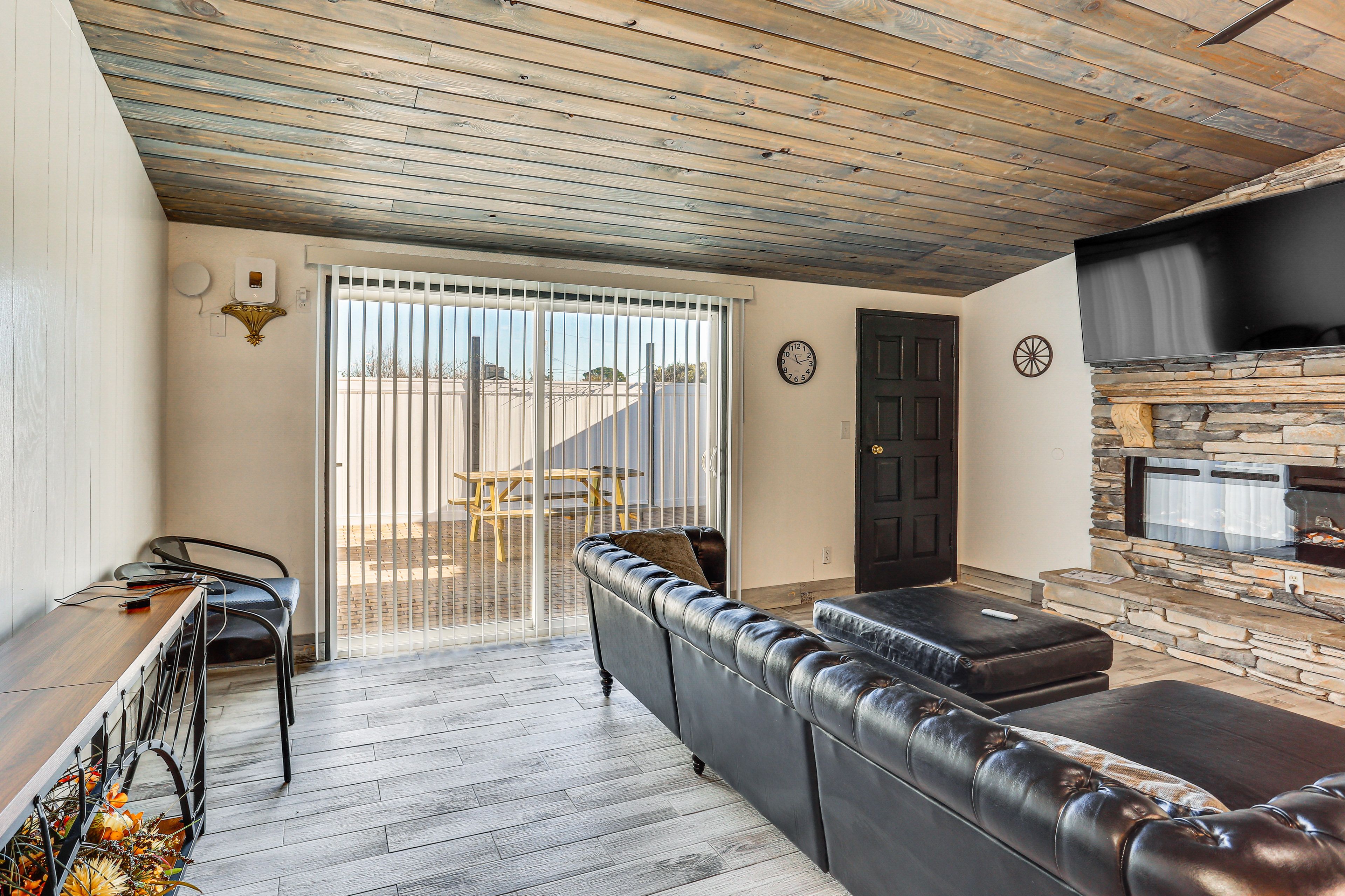 Living Room | Free WiFi | Central A/C & Heat | Smart TV | Fireplace