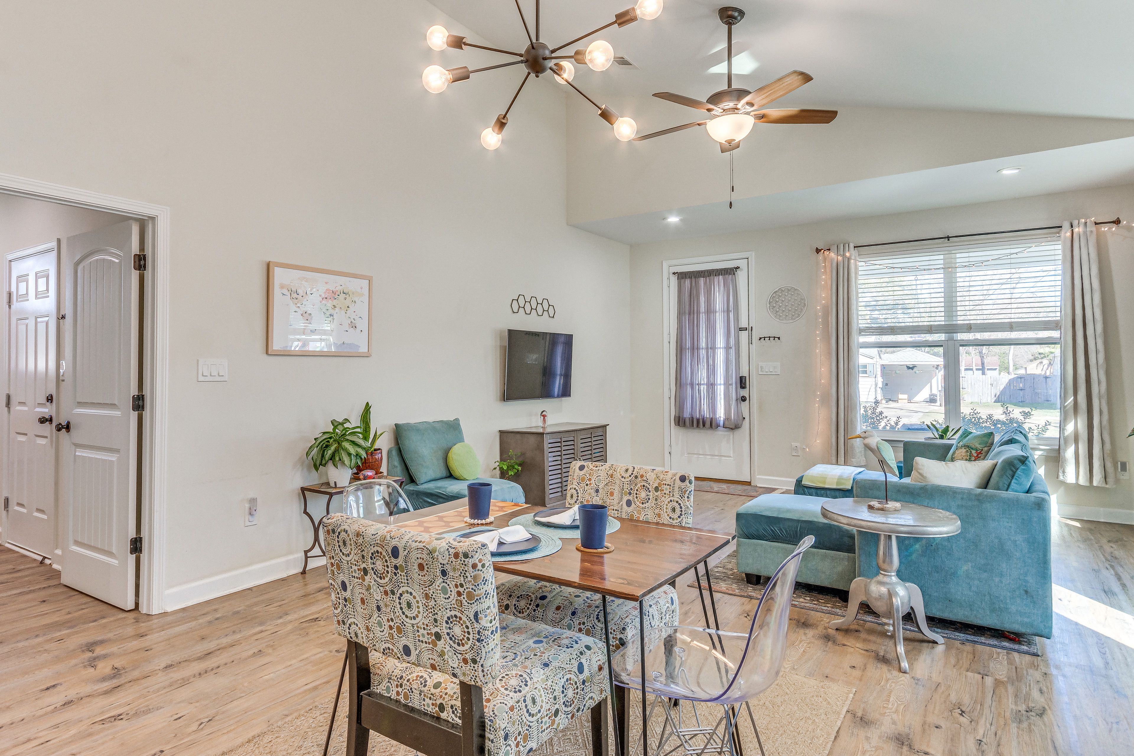 Dining Area | Dishware & Flatware Provided