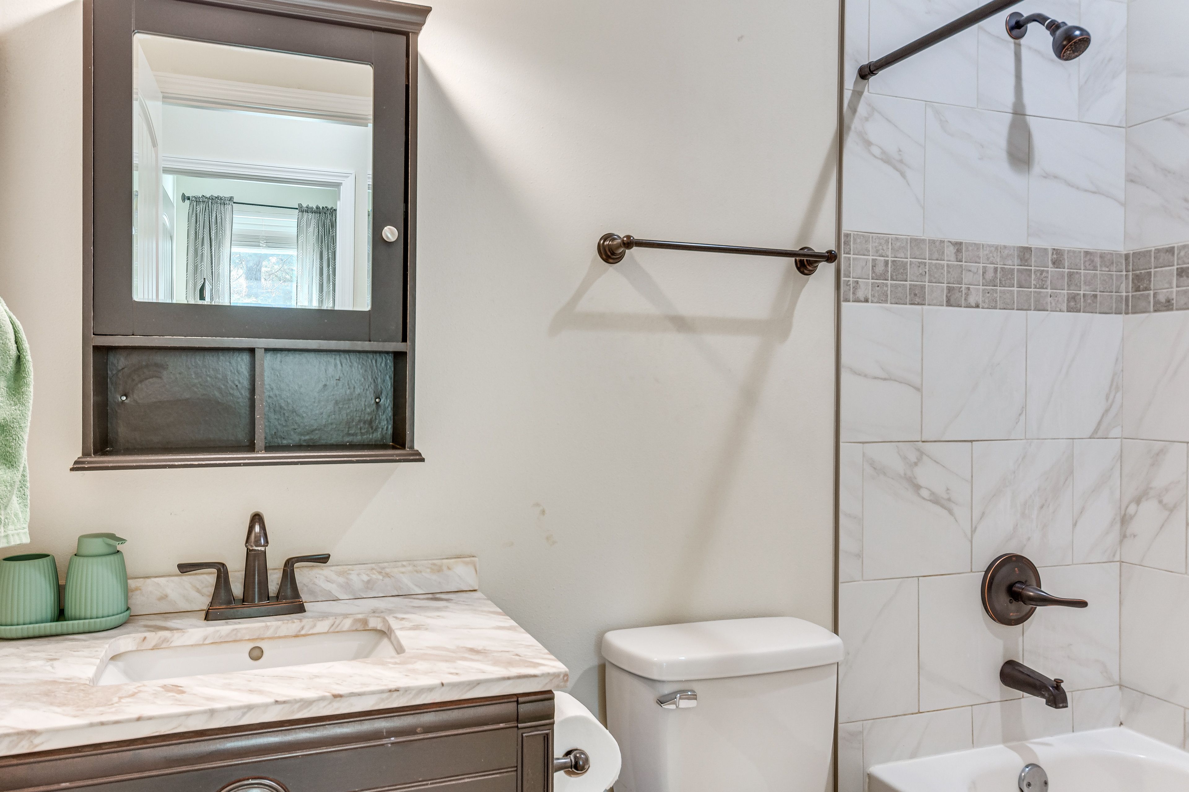 Full Bathroom | Complimentary Toiletries