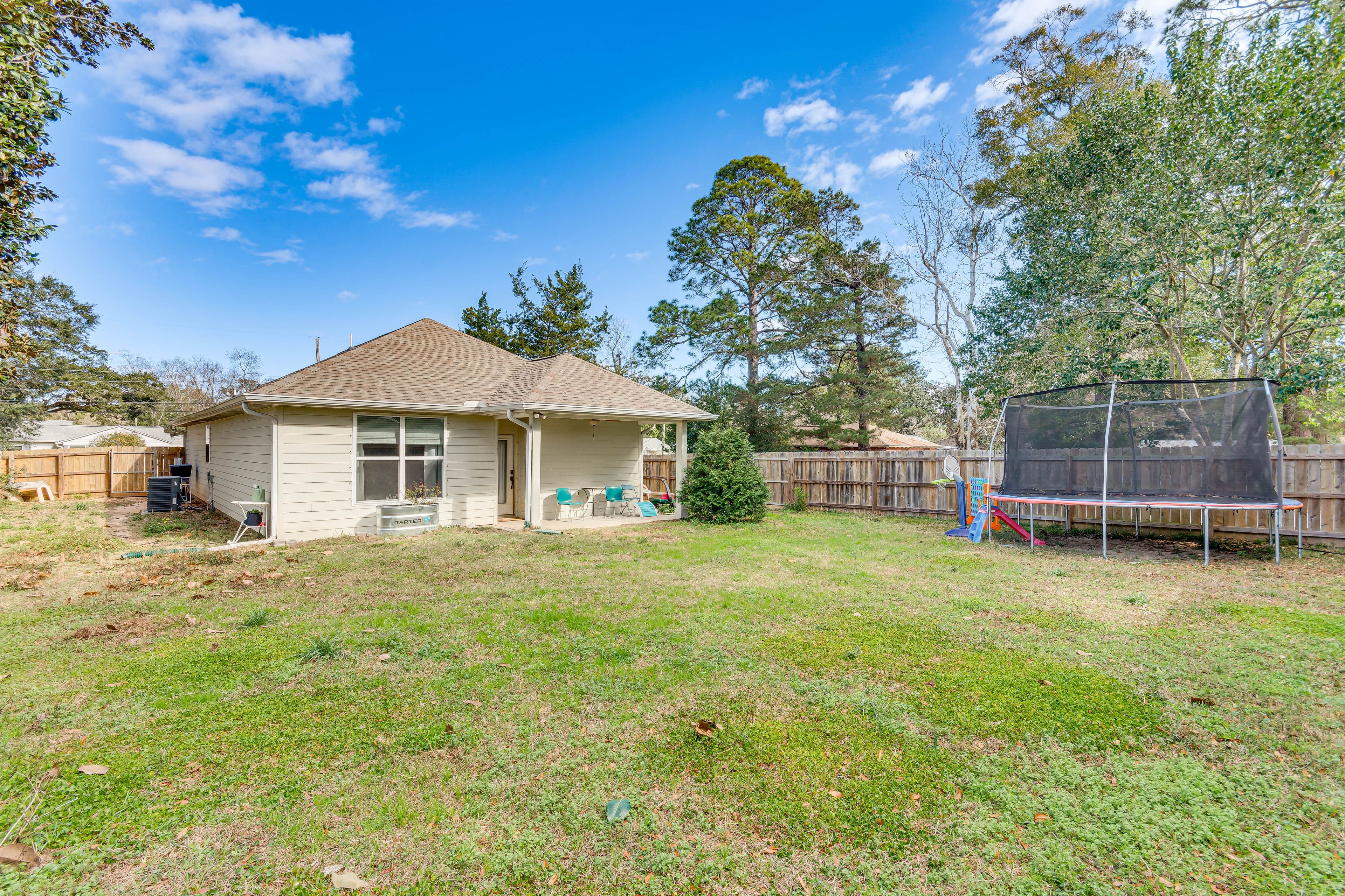 Fenced Backyard | Trampoline