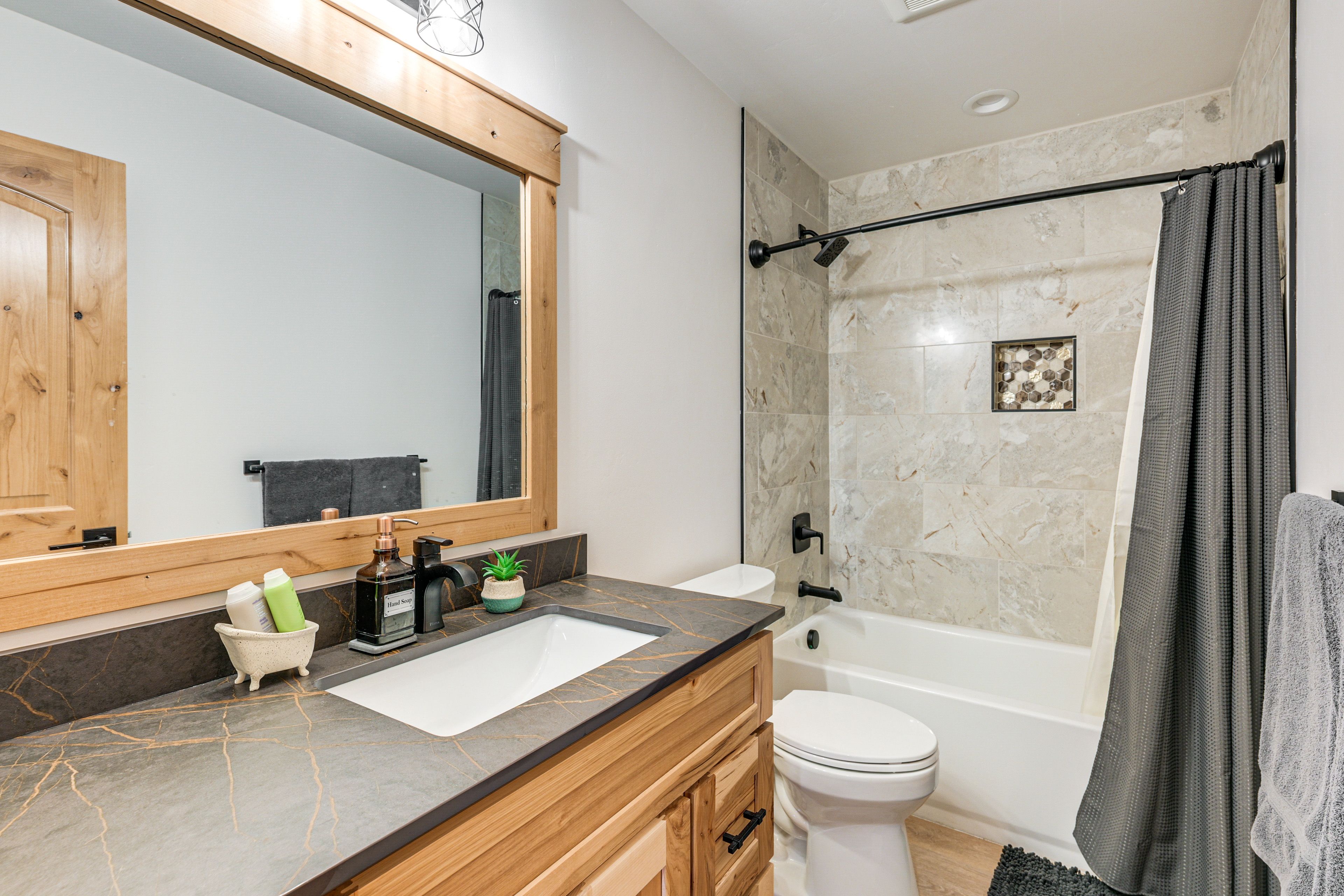 Full Bathroom | Towels Provided