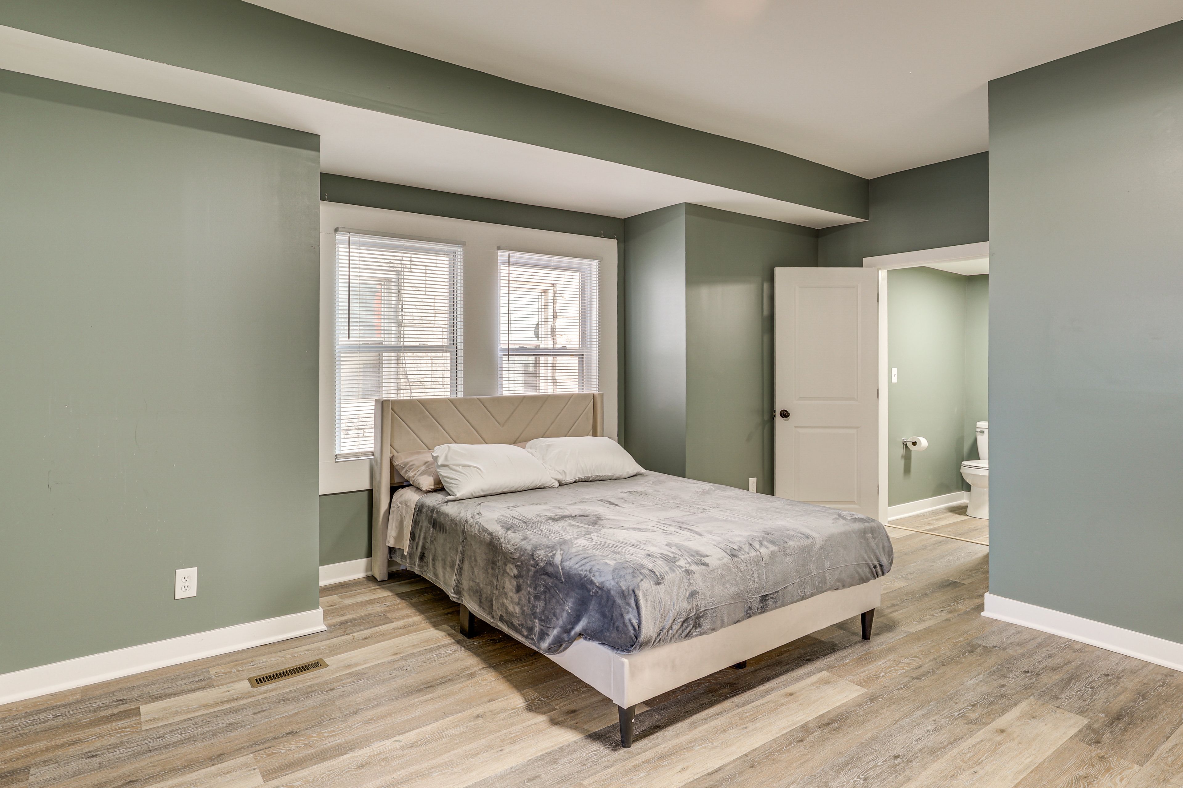 Bedroom 1 | Queen Bed | 1st Floor