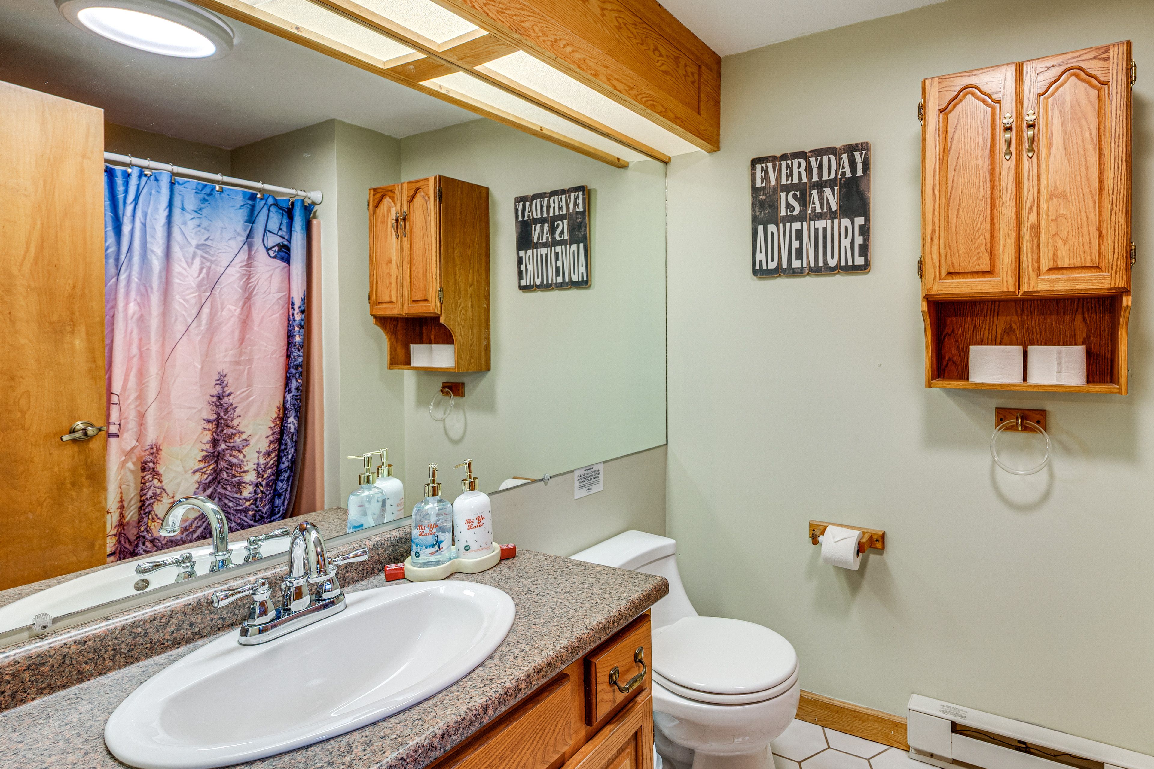 En-Suite Bathroom | Towels & Linens Provided | Main Floor