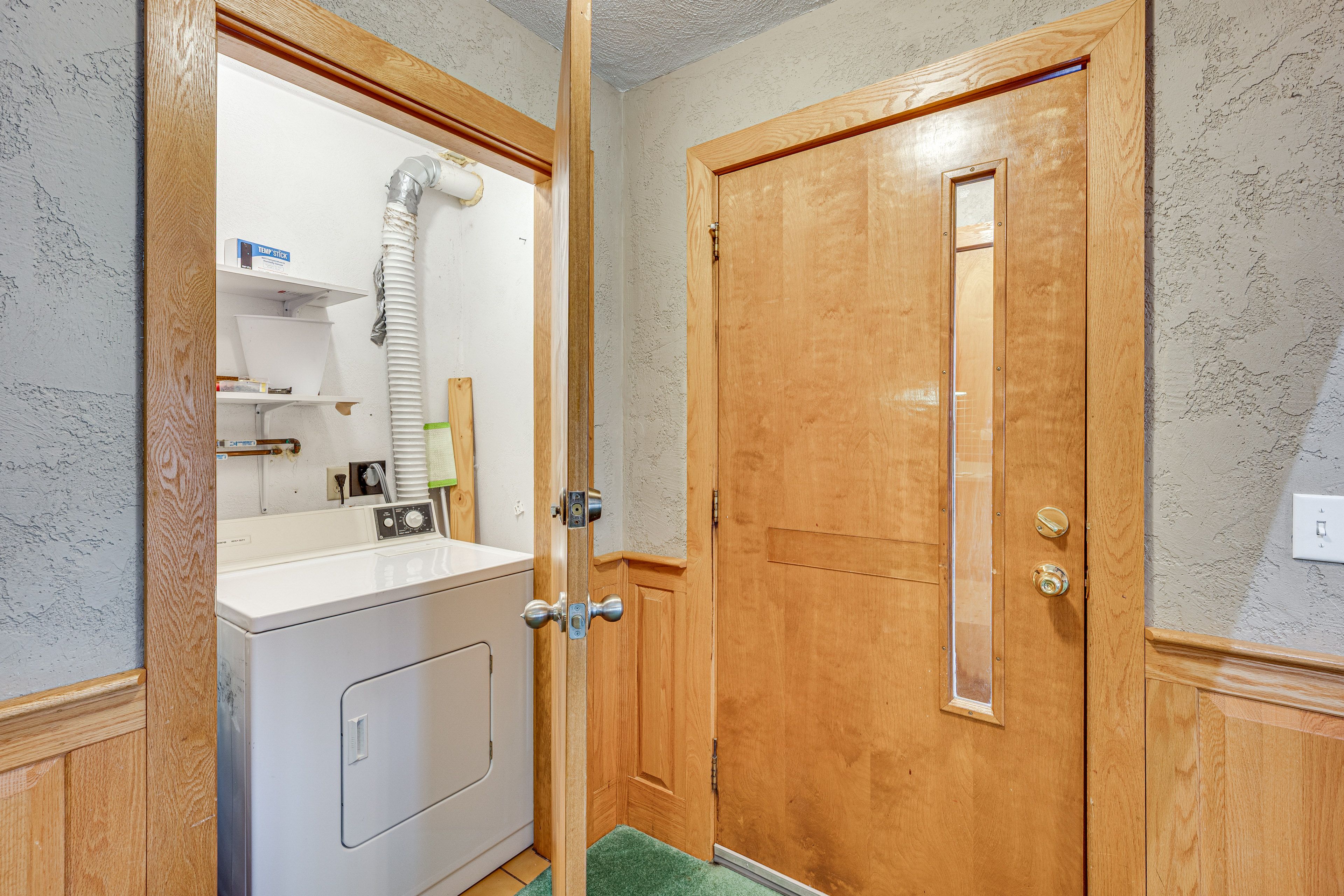 Laundry Closets | Washer & Dryer | Main Floor