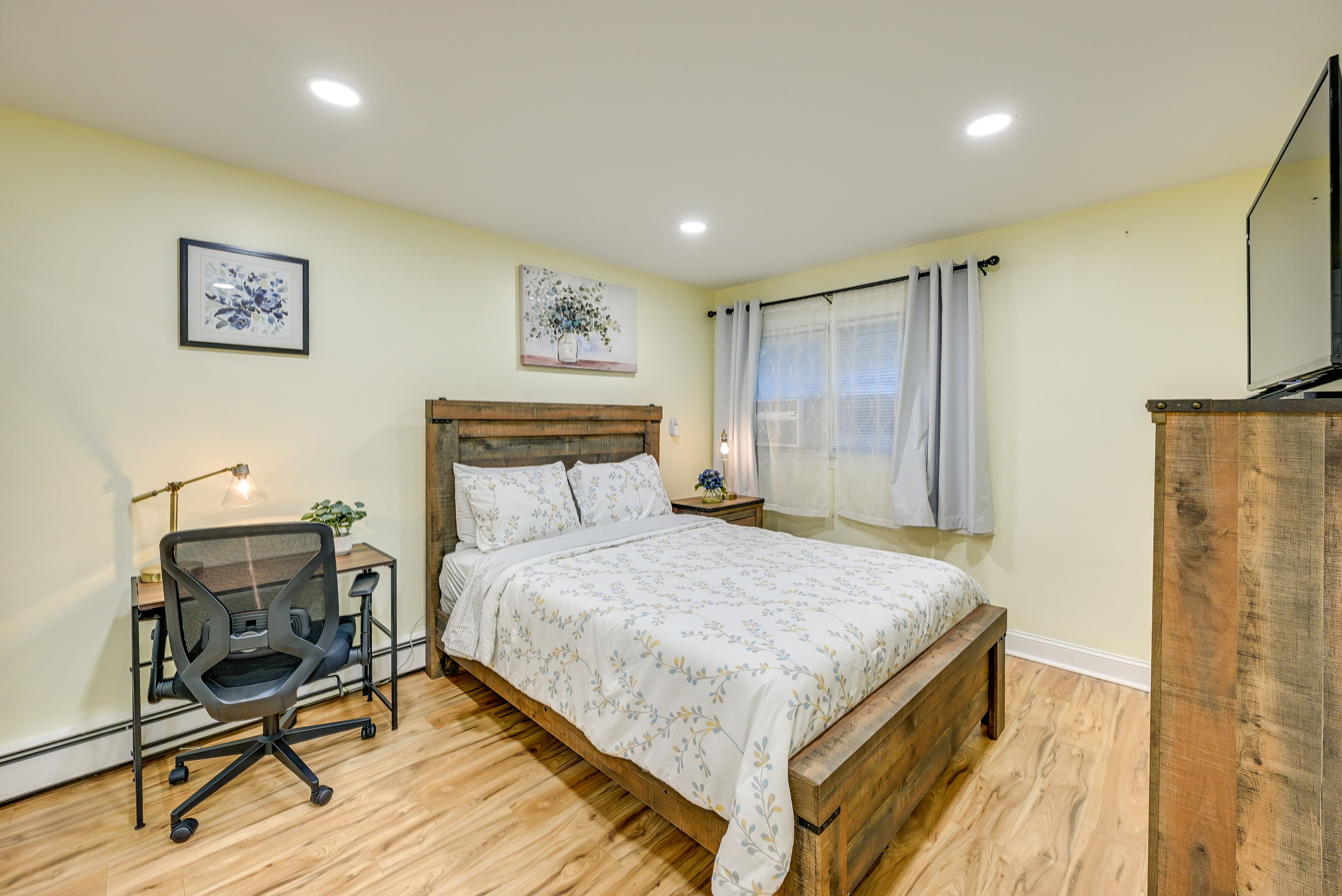 Bedroom 1 | Queen Bed | Smart TV