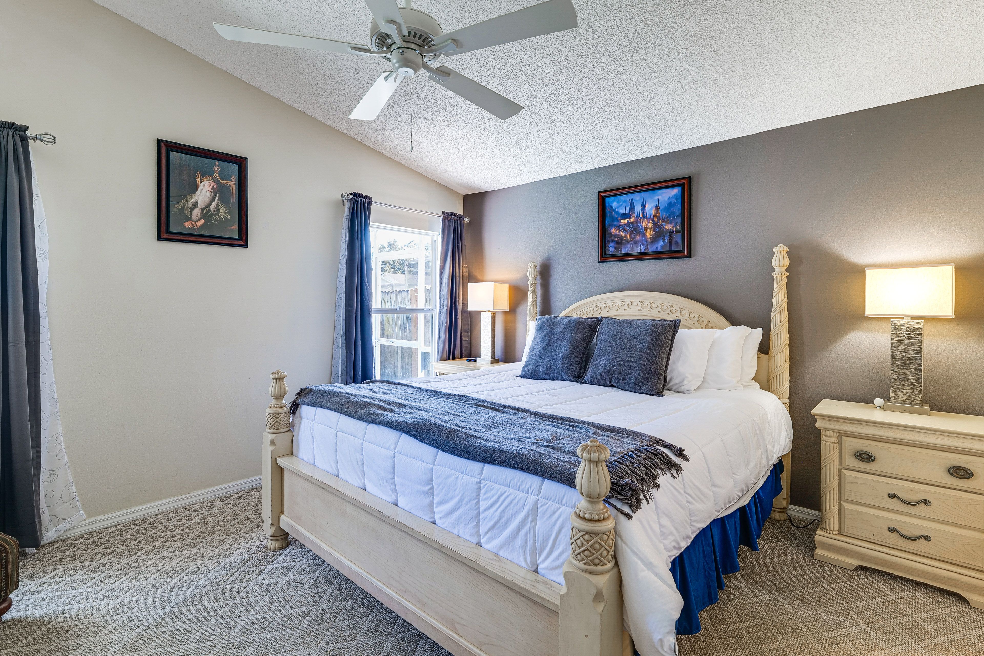 Bedroom 1 (Hogwarts Room) | King Bed