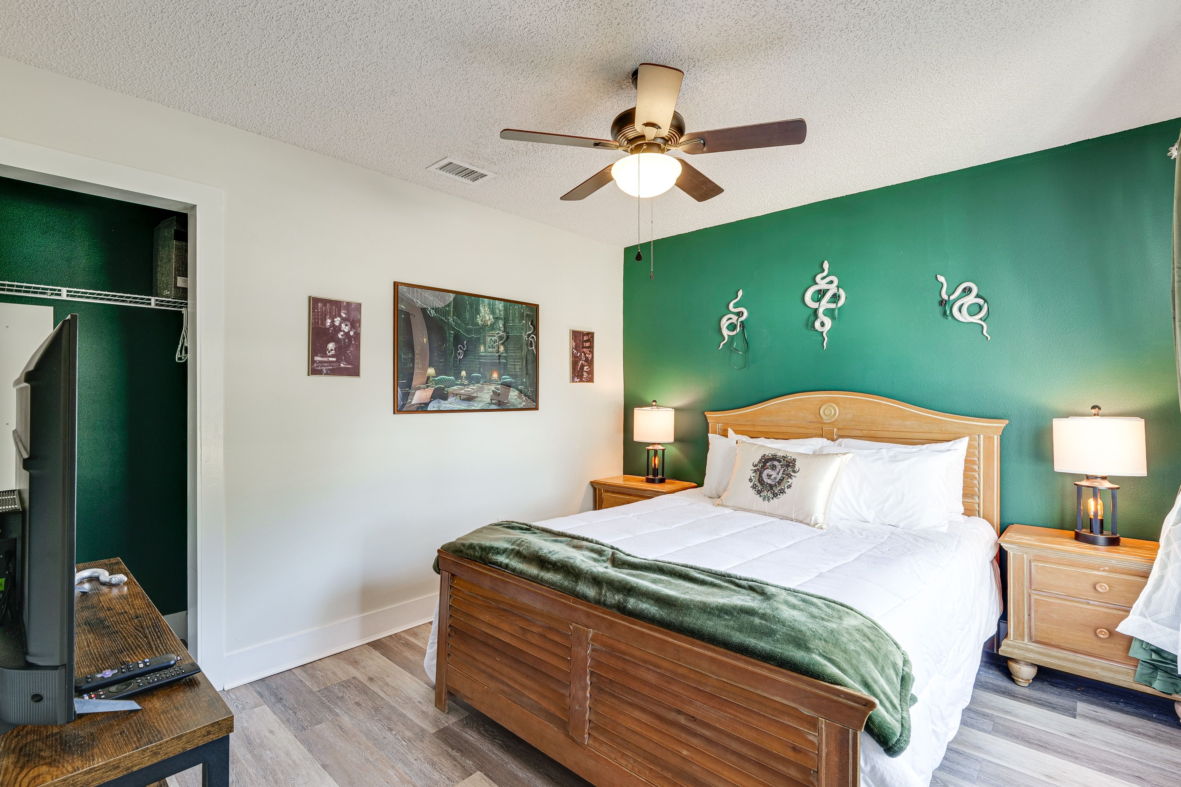 Bedroom 2 (Slytherin) | Queen Bed