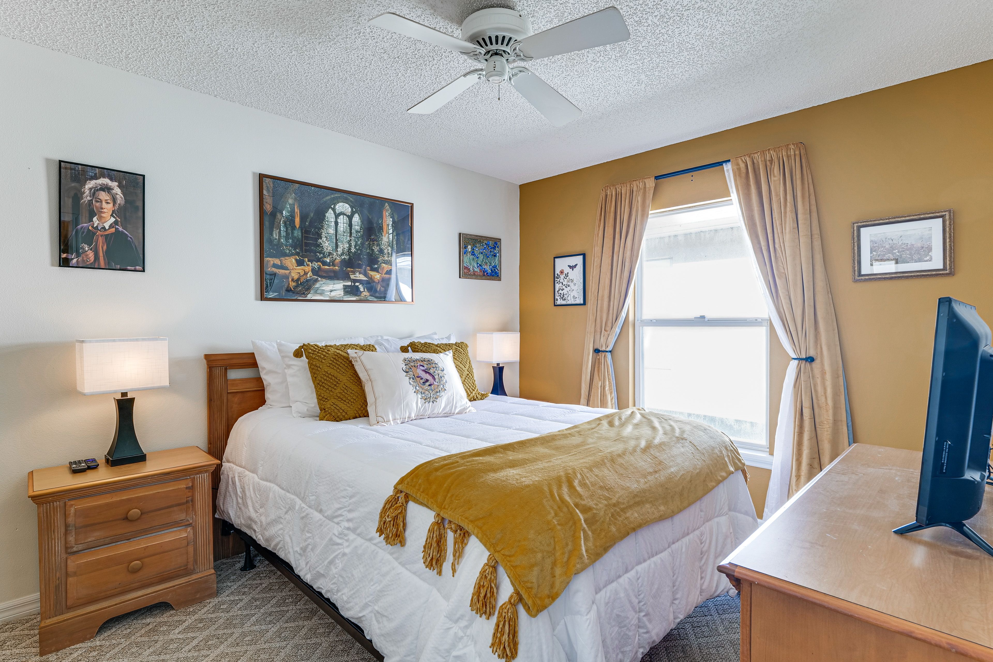 Bedroom 3 (Hufflepuff) | Queen Bed