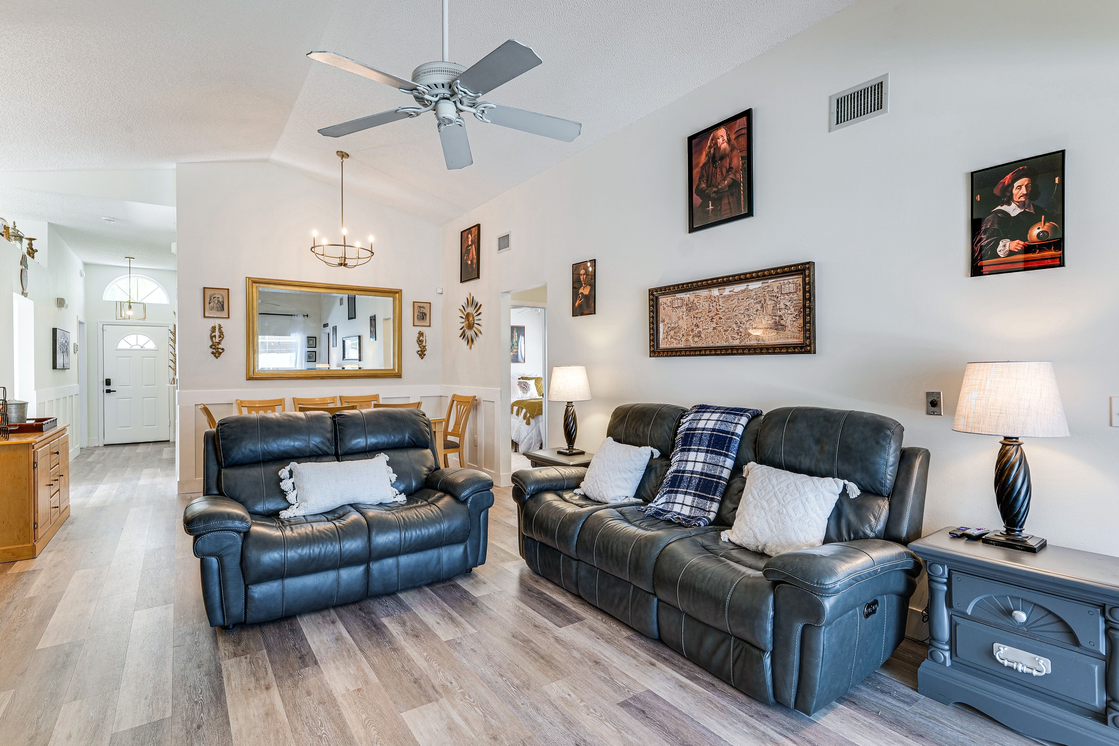 Living Room | Free WiFi | Central Heating & Air Conditioning